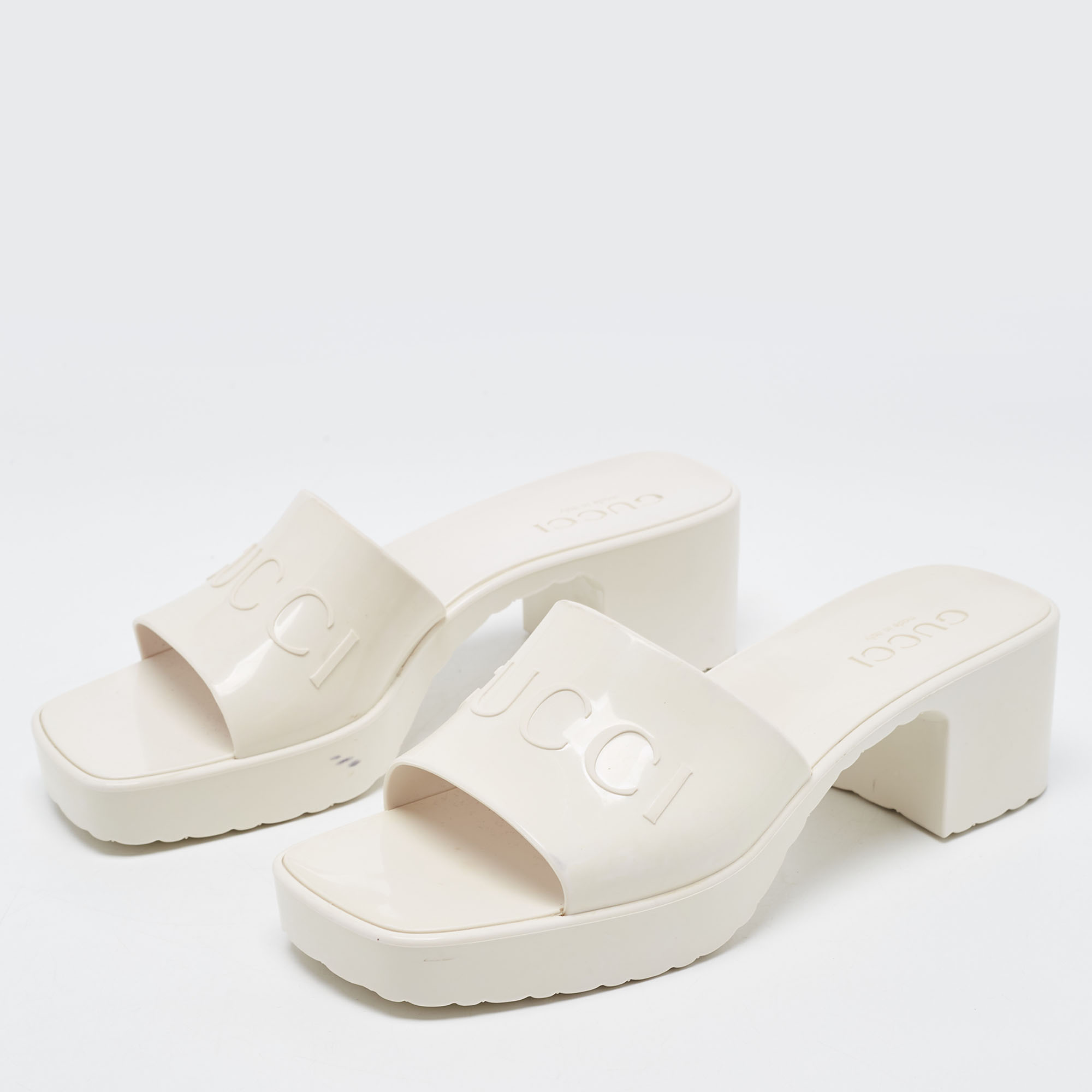

Gucci Cream Rubber Slides Size