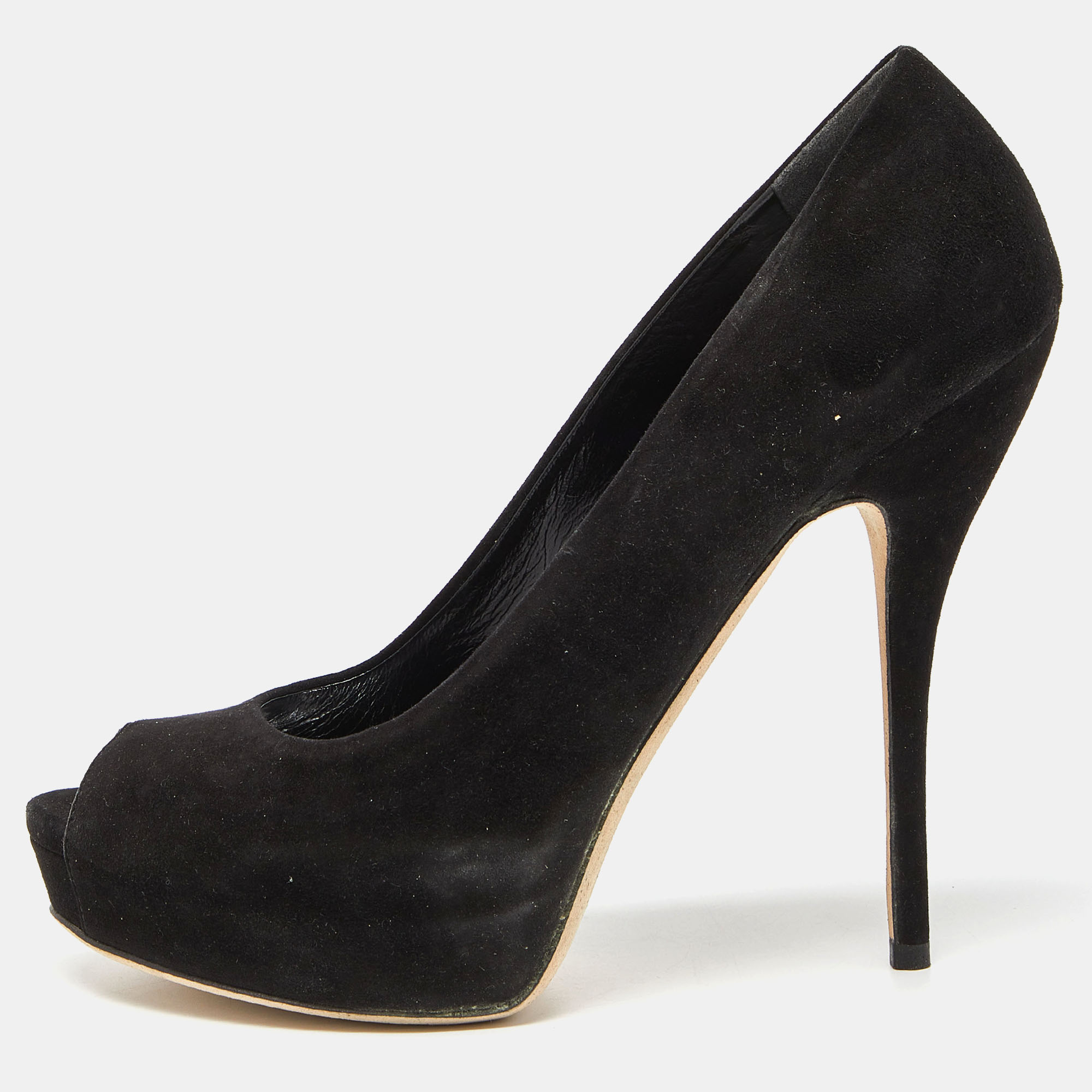 Make a chic style statement with these Gucci black suede pumps. They showcase sturdy heels and durable soles perfect for your fashionable outings