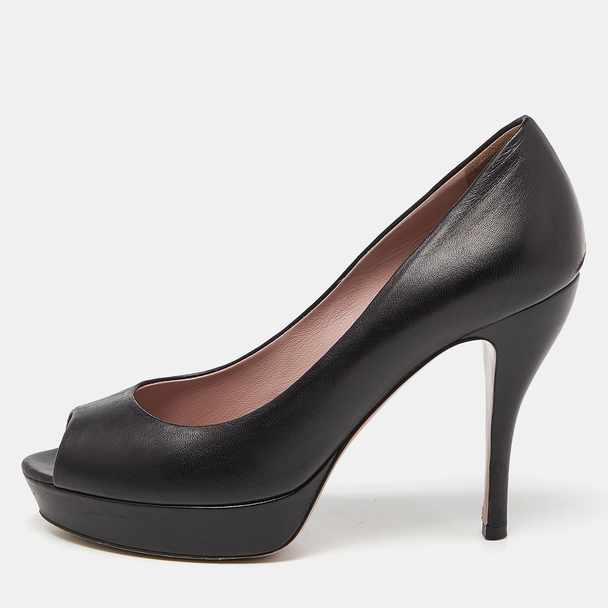 Exuding femininity and elegance these pumps feature a chic silhouette with an attractive design. You can wear these pumps for a stylish look.