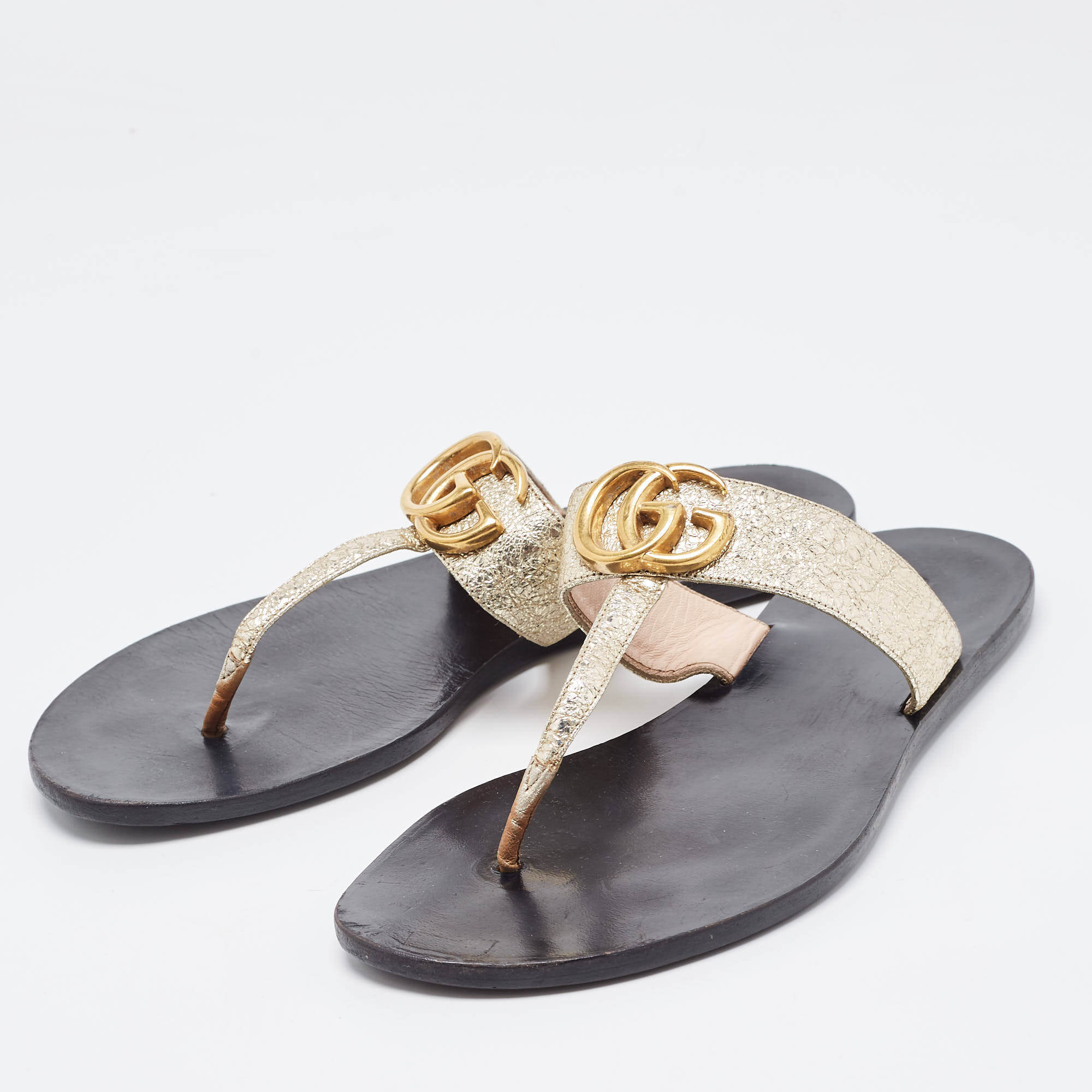 

Gucci Gold Crinkled Leather GG Marmont Thong Flats Size
