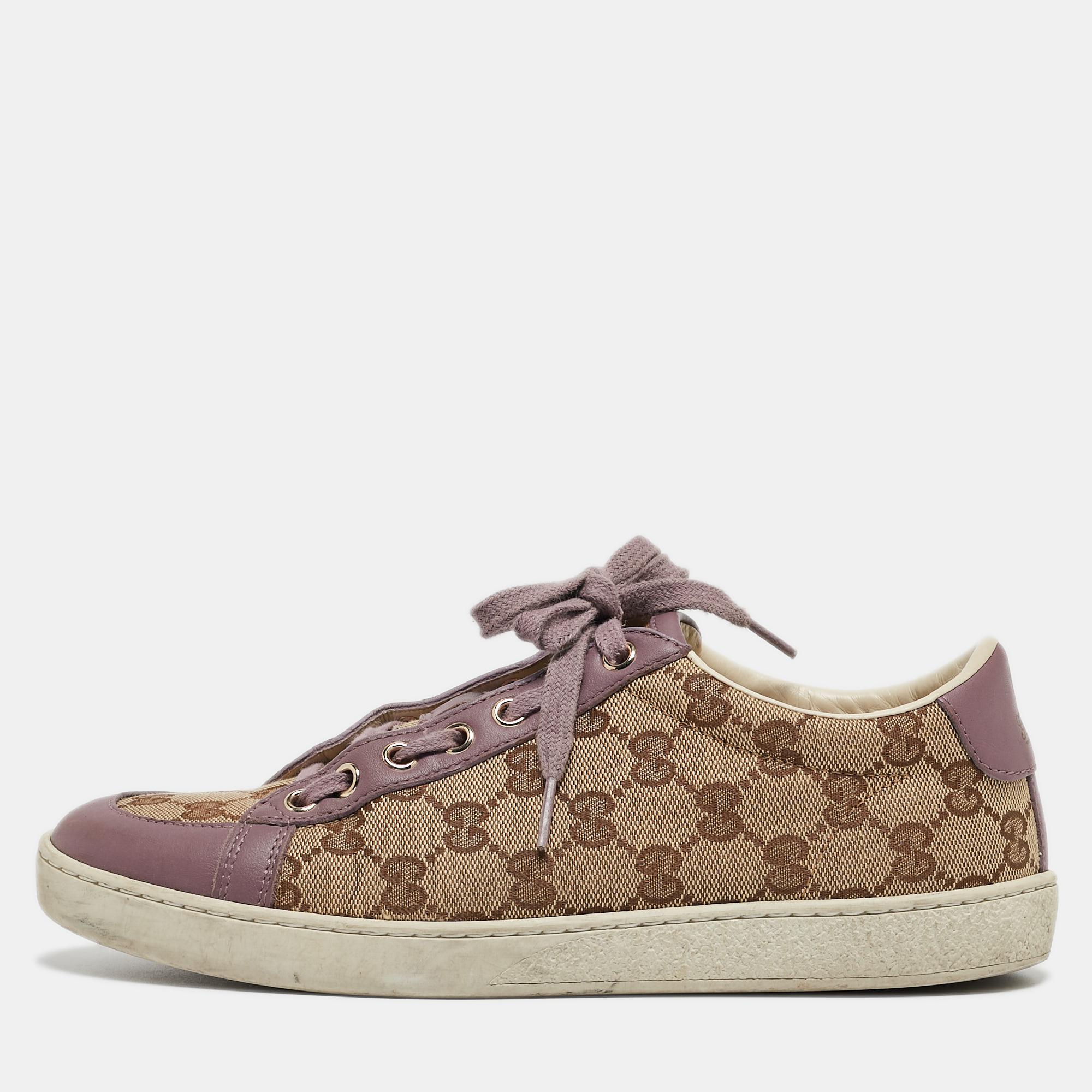 Step into fashion forward luxury with these Gucci sneakers. These premium kicks offer a harmonious blend of style and comfort perfect for those who demand sophistication in every step.