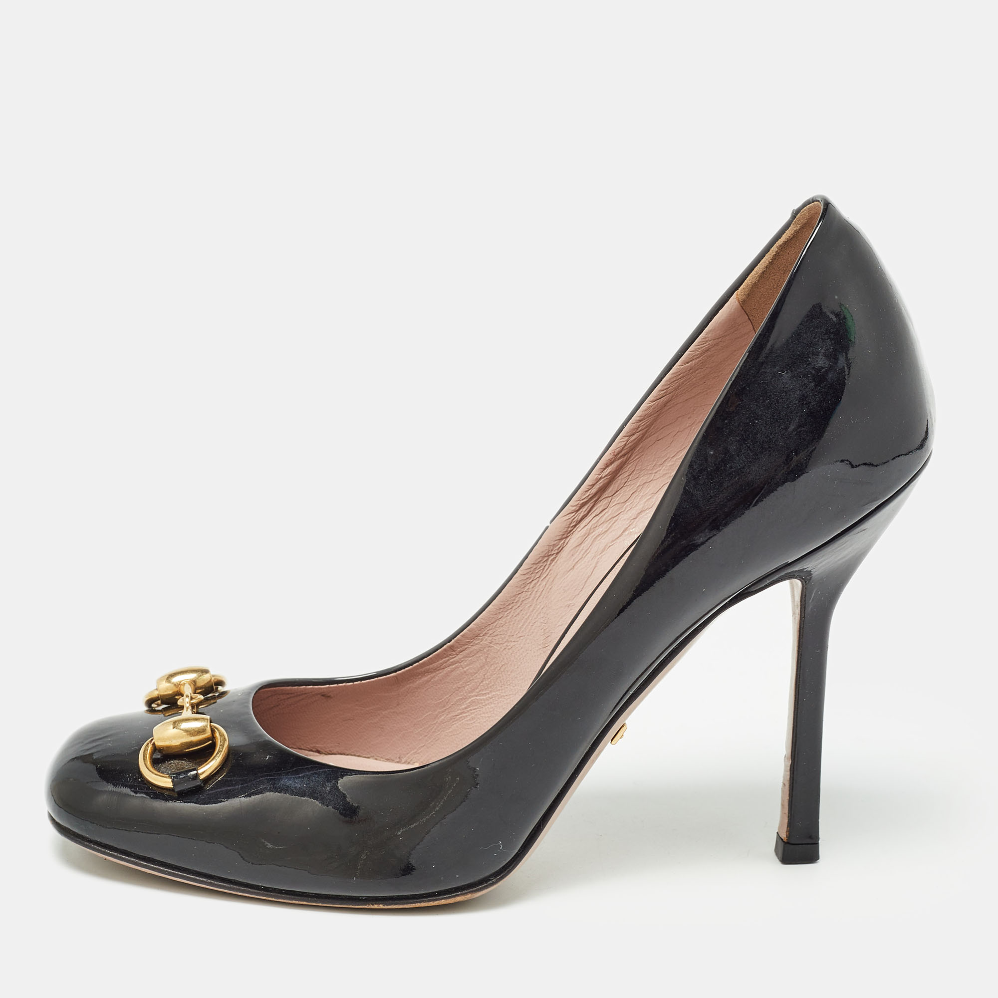Discover footwear elegance with these Gucci womens pumps. Meticulously designed these heels marry fashion and comfort ensuring you shine in every setting.