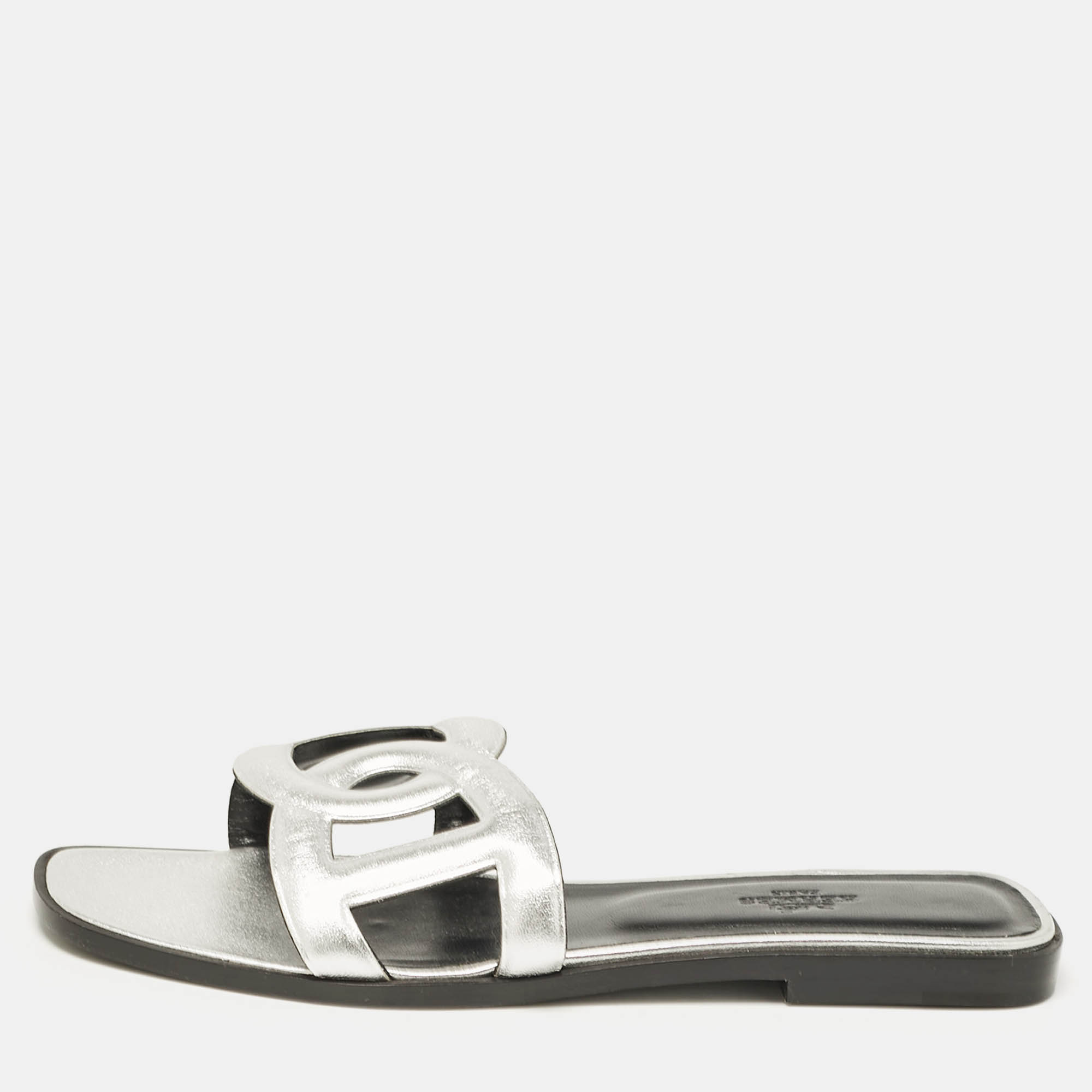 

Hermes Silver Leather Omaha Flat Slides Size