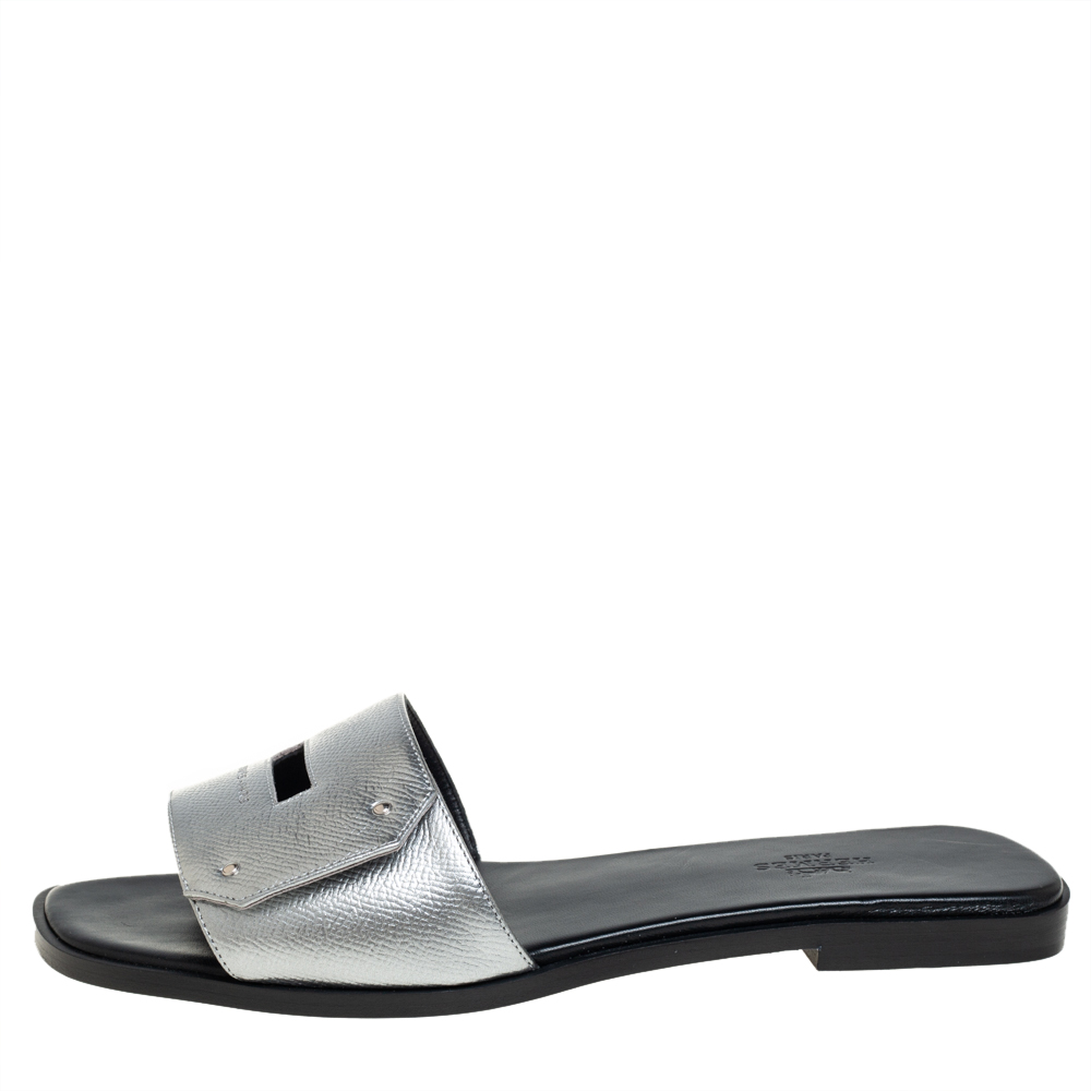 

Hermes Silver Leather Flat Slides Size