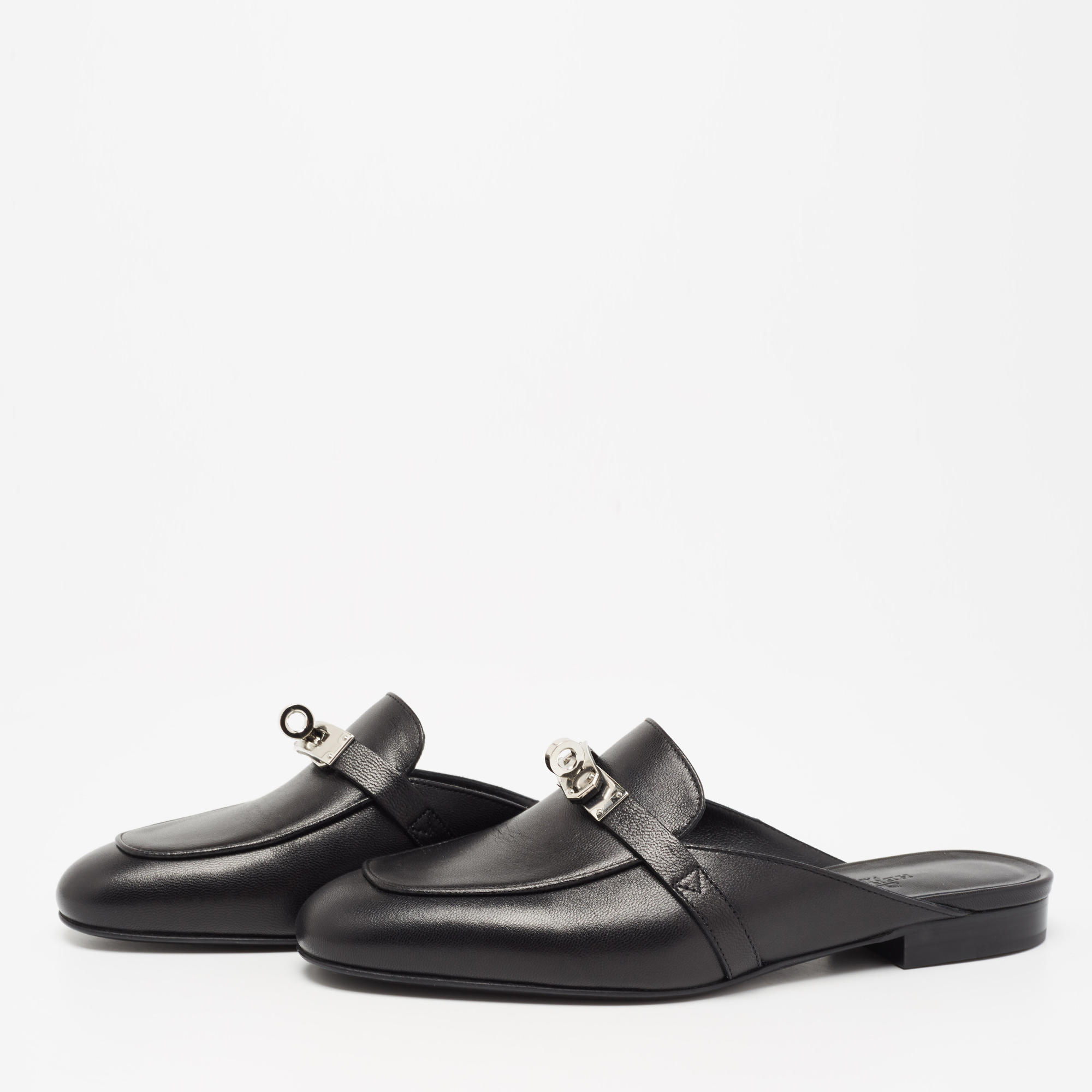 

Hermès Black Leather Oz Mule Flats Size