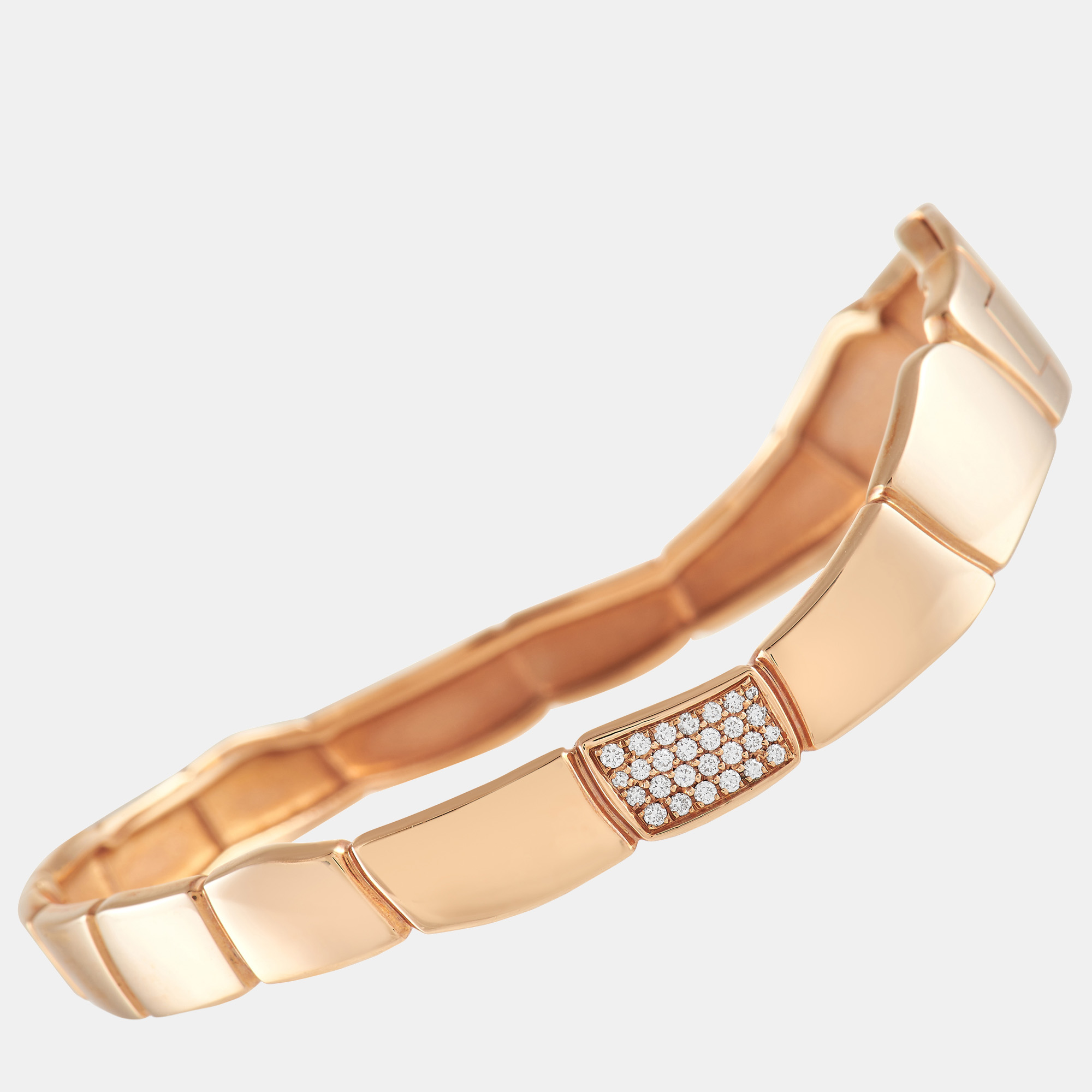 Pieces from the Hermes Niloticus collection draw inspiration from the sleek stylish forms that appear organically in nature. This exquisitely crafted Hermes bracelet features sleek links made from 18K Rose Gold which come together in a beautifully curved design. At the center a rectangular cluster of diamonds add the perfect amount of sparkle.