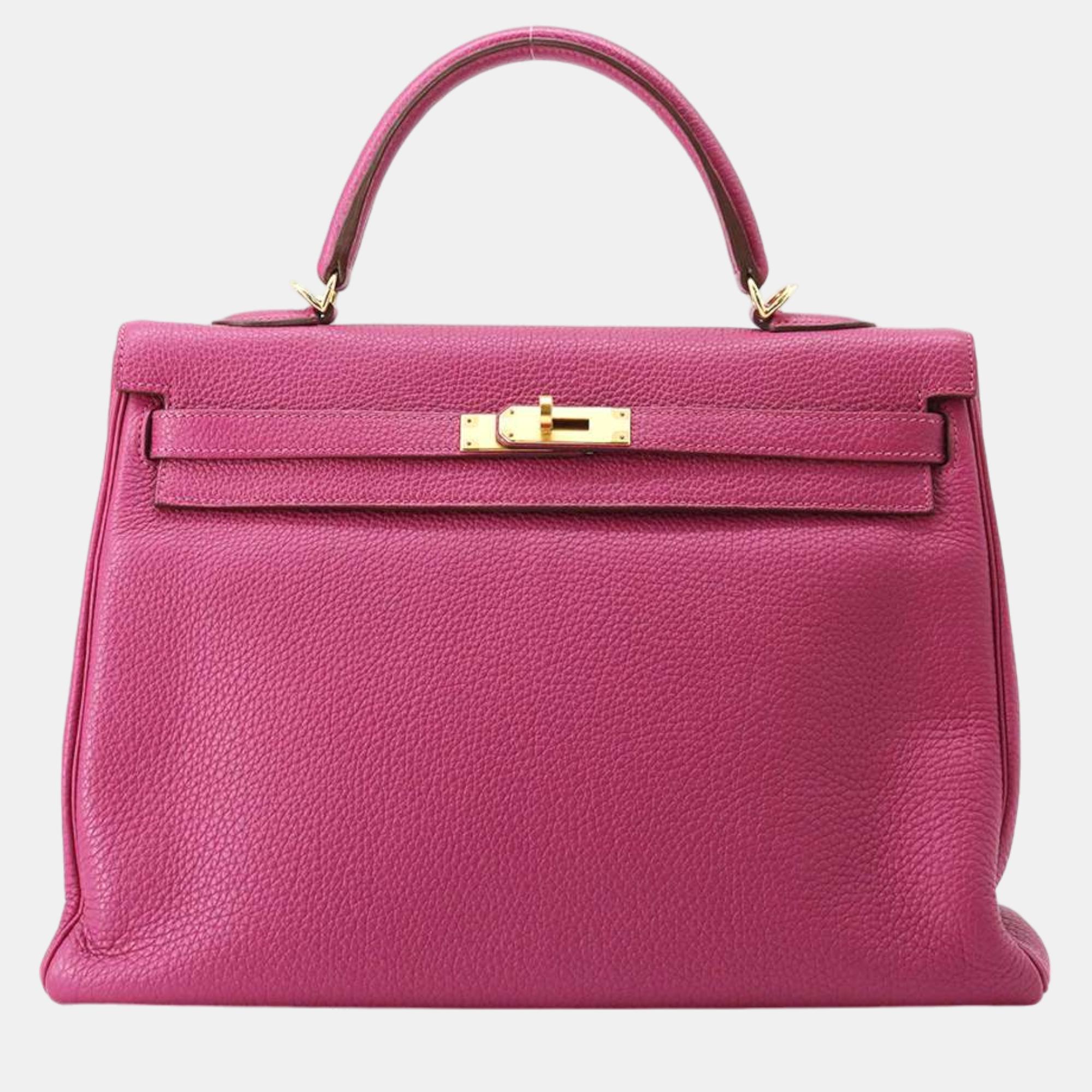 When it comes to beautiful bags there are hardly any that can come close to the Hermès Kelly. It is a creation filled with beauty utility and value. We have here this stunning Kelly bag. Carefully hand stitched to perfection this Kelly is an absolutely worthy investment.