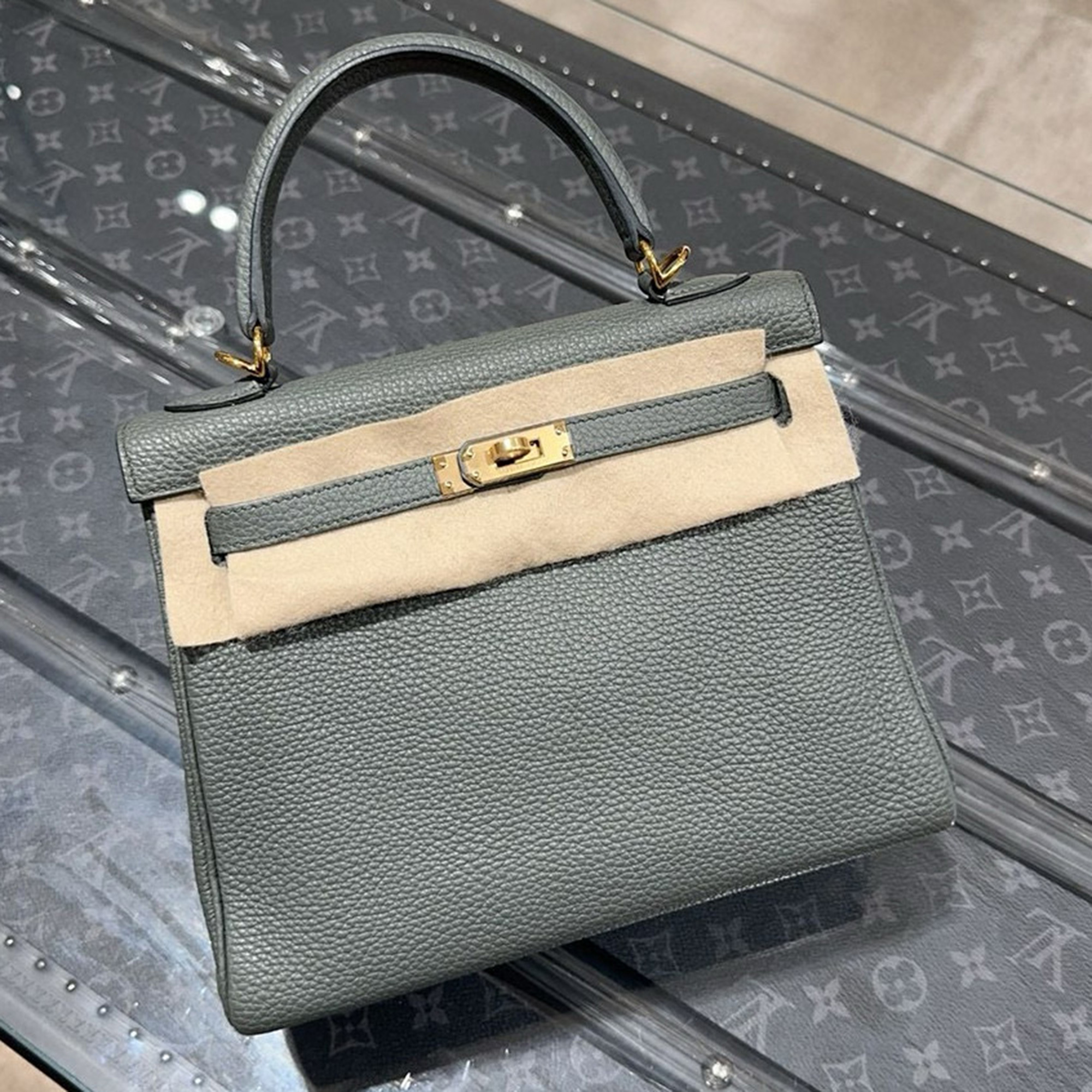 Hermes Almond Green Togo Leather Kelly 25 bag 