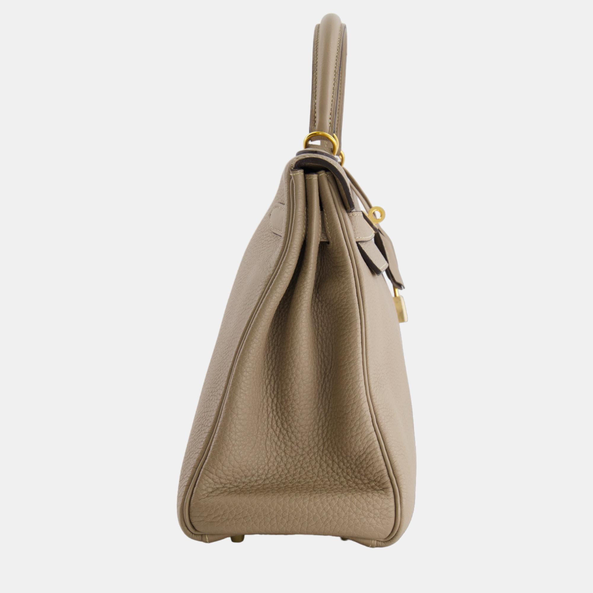 

Hermes Kelly  Bag in Gris Tourterelle Clemence Leather with Gold Hardware, Grey