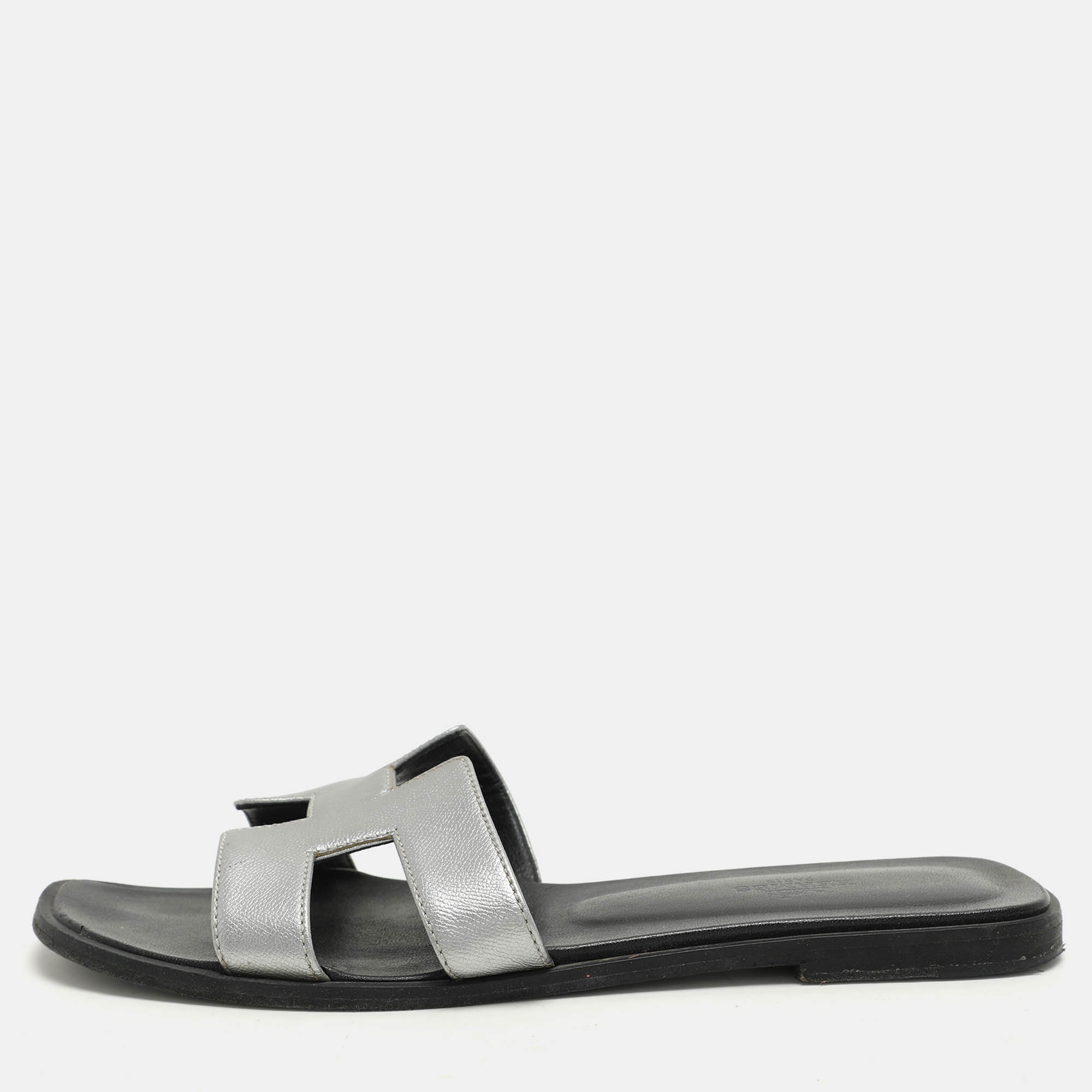 

Hermes Silver Leather Oran Flat Slides Size