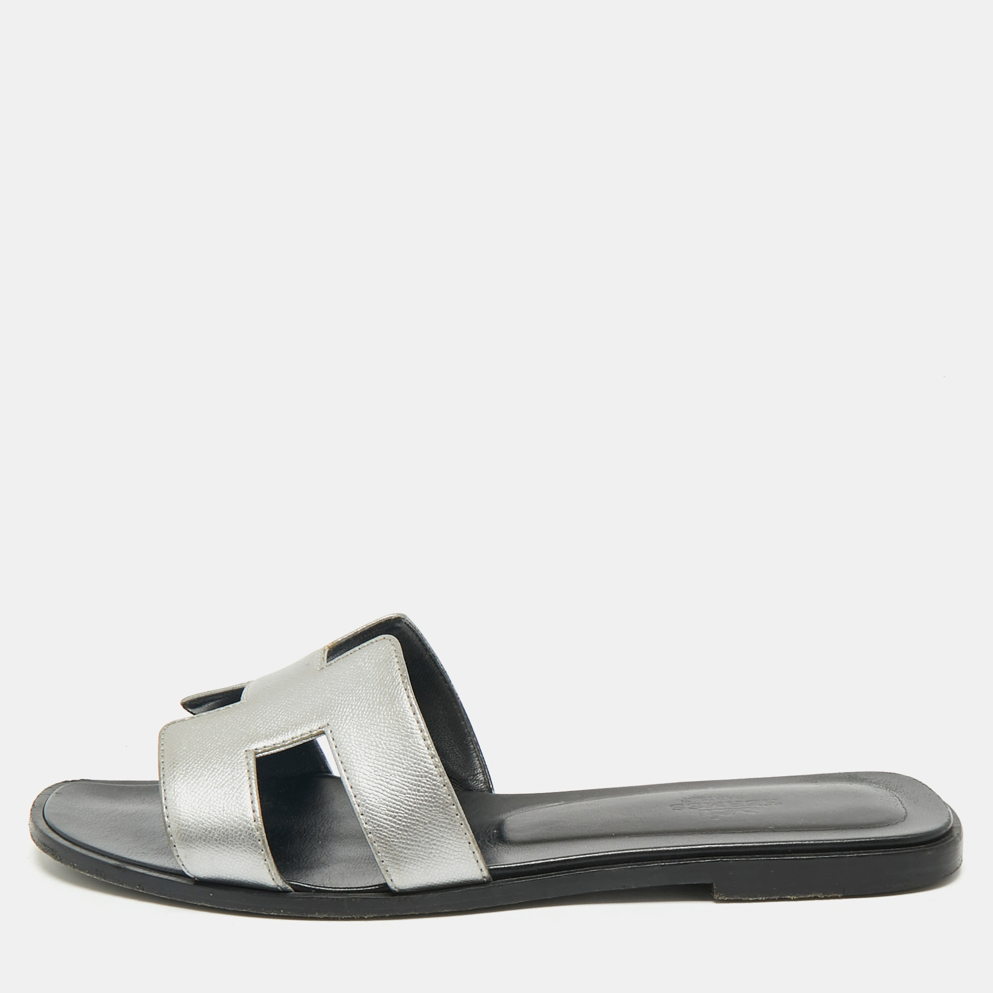 

Hermes Silver Leather Oran Flat Slides Size