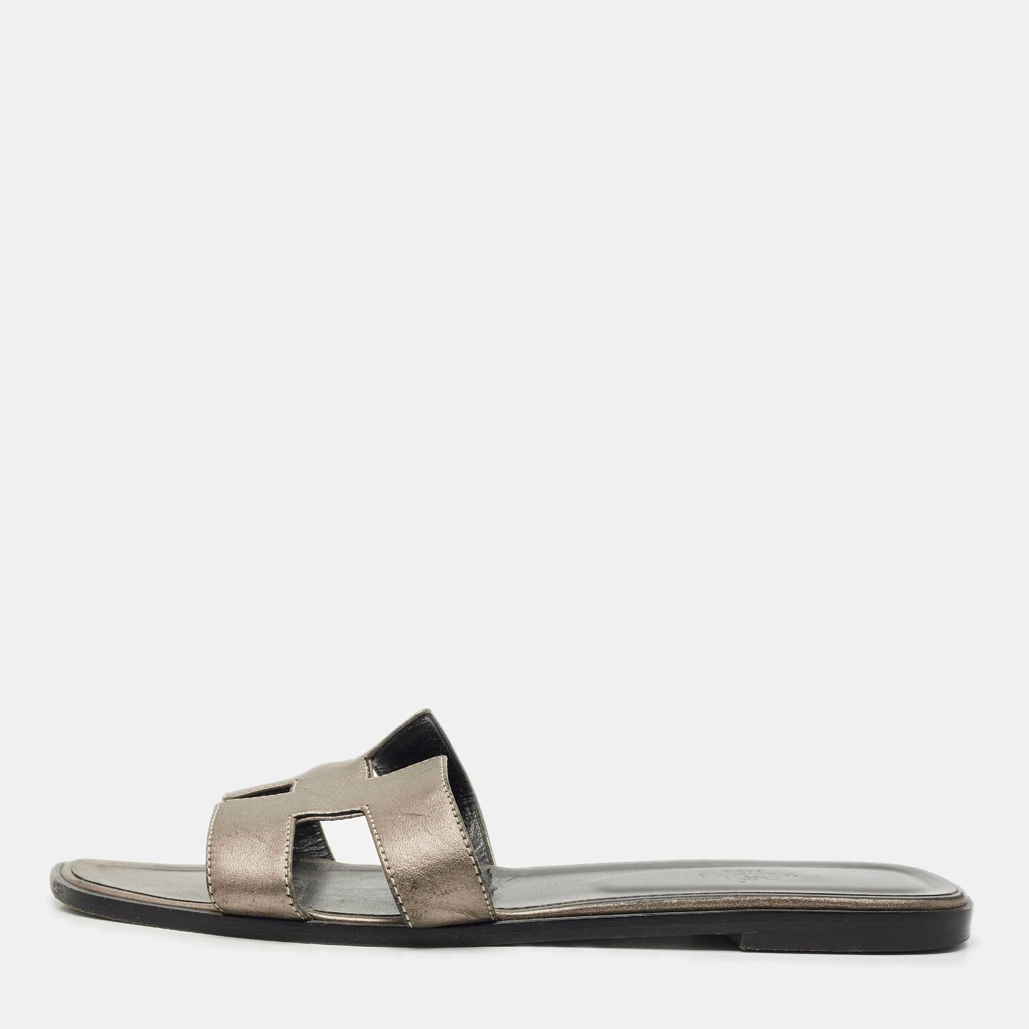 

Hermes Metallic Leather Oran Flat Sandals Size