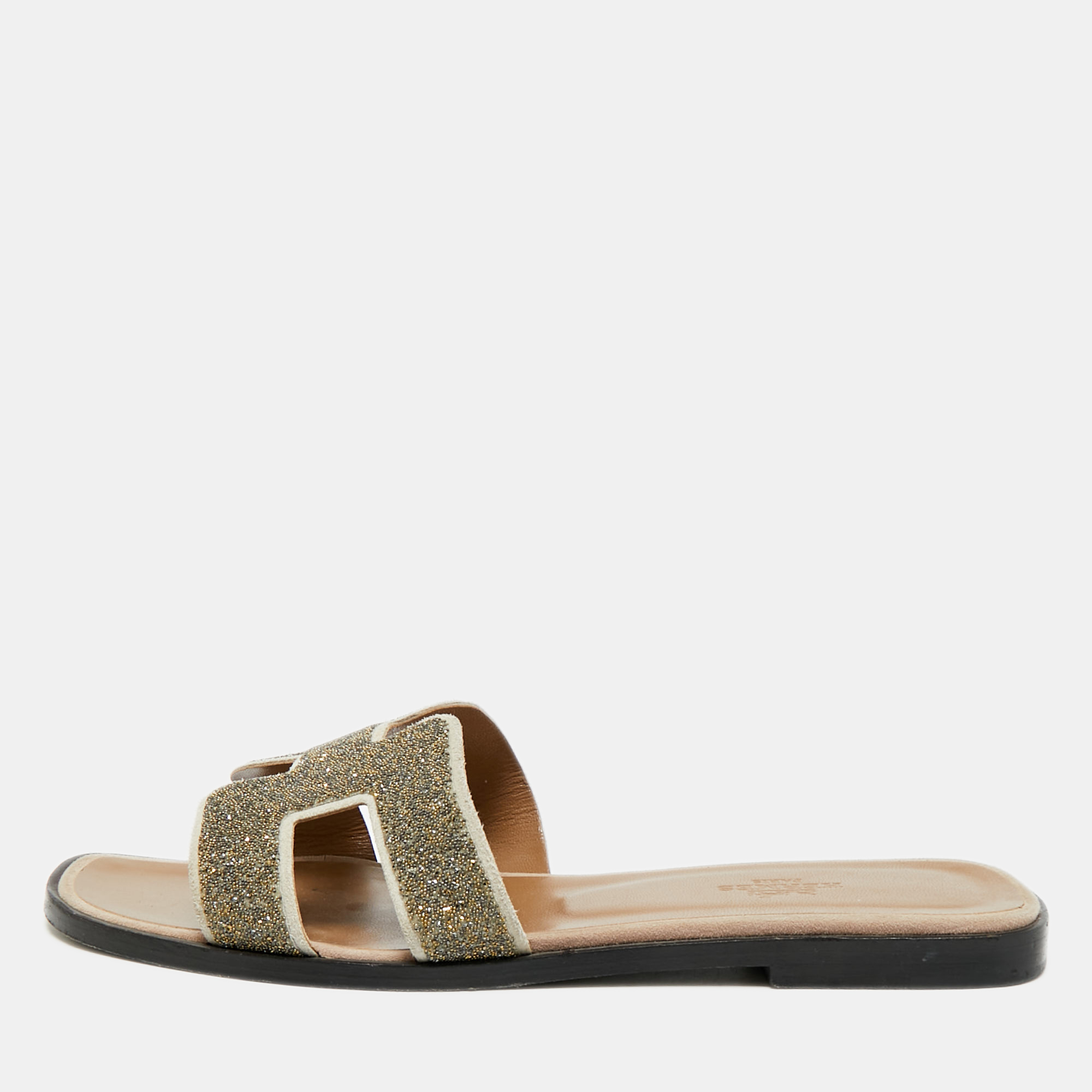 Click to view more detailed imagery on our partner's website Pre-owned Hermes Oran Size 37.5 Grey Glitter And Suede Flat Sandals In Gray