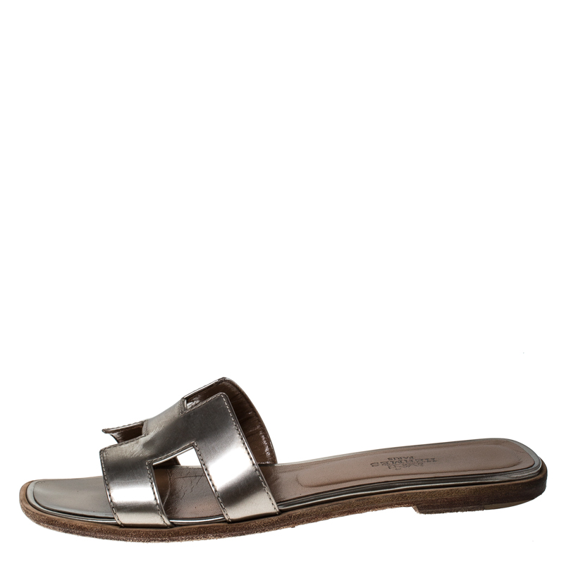 

Hermes Dark Beige Patent Leather Oran Flat Slides Size