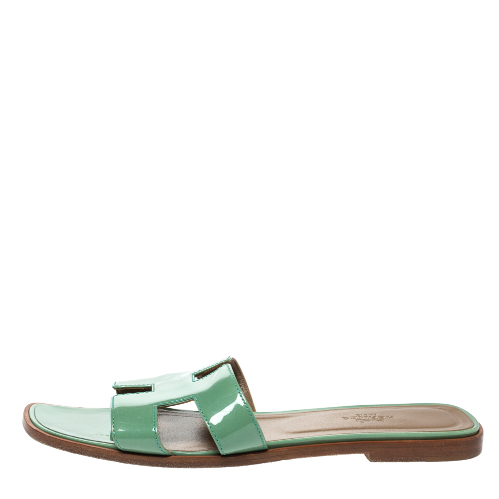 

Hermes Light Green Patent Leather Oran Flat Slides Size