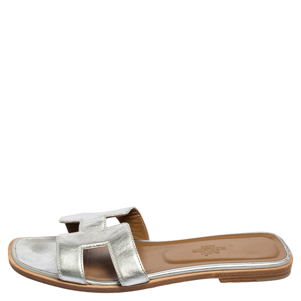 

Hermes Silver Leather Oran Flat Sandals Size
