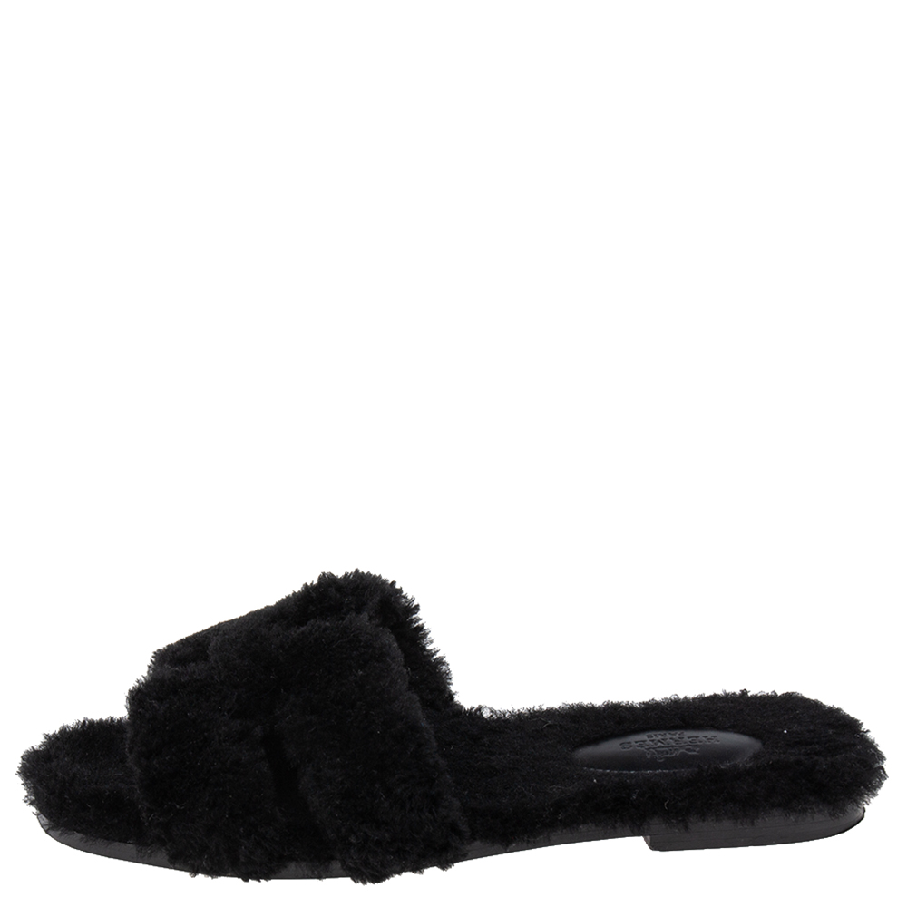 

Hermès Black Fur Oran Flat Sandals Size