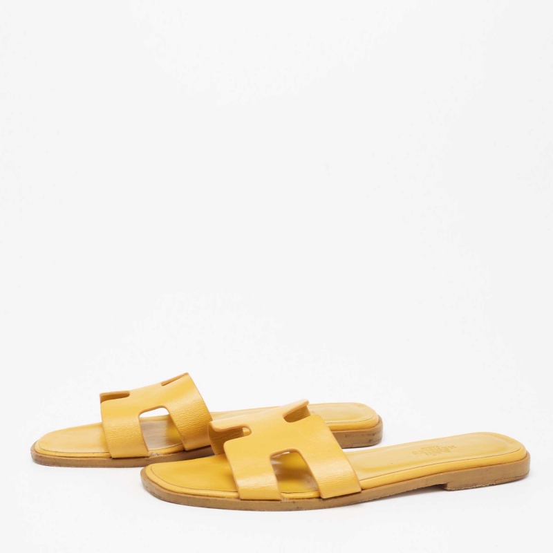 

Hermès Yellow Leather Oran Flat Sandals Size