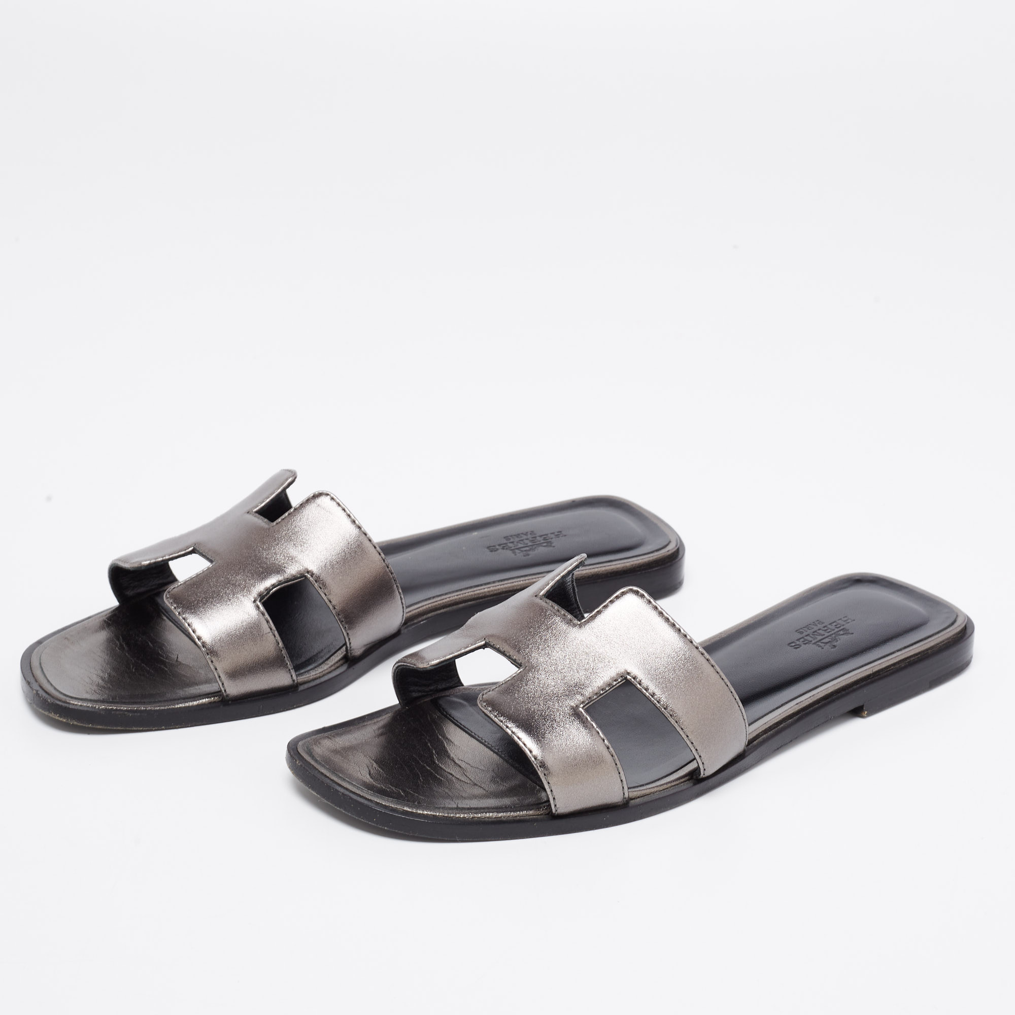 

Hermès Metallic Bronze Leather Oran Sandals Size