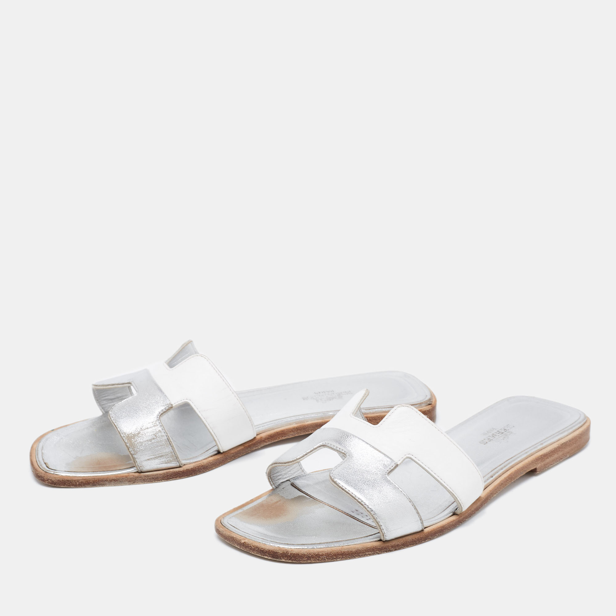 

Hermes Silver/White Leather Oran Flat Sandals Size