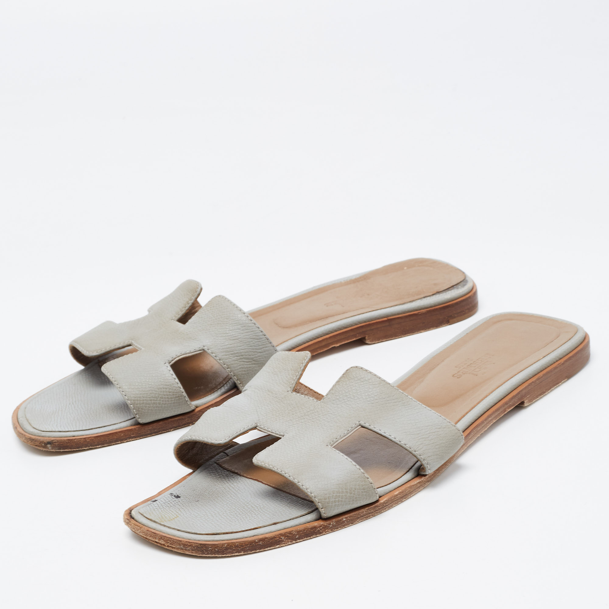 

Hermes Grey Textured Leather Oran Flat Slides Size