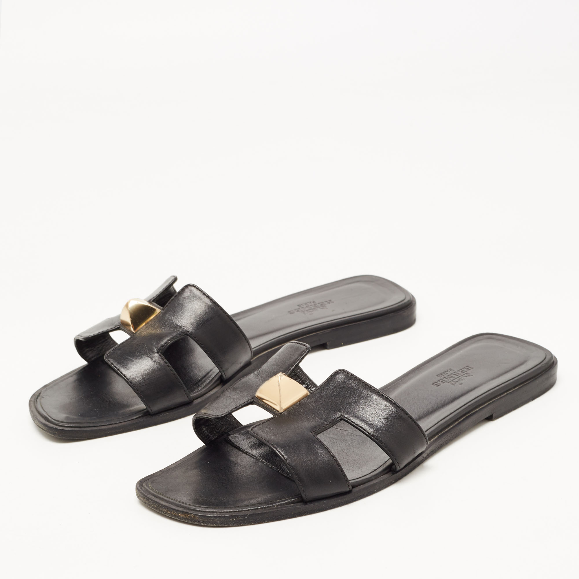 

Hermes Black Leather Oran One Stud Flat Slides Size