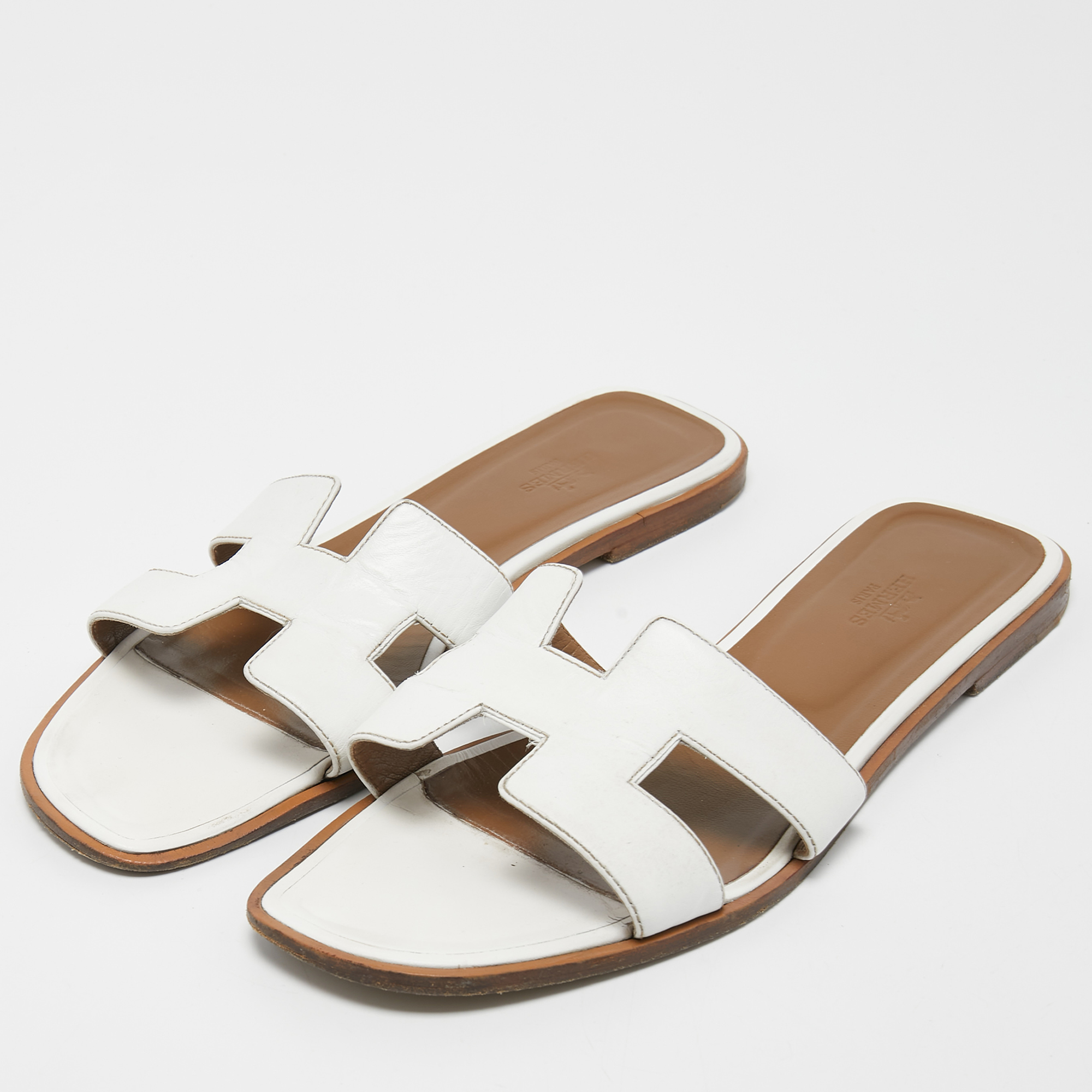 

Hermes White Leather Oran Flat Slides Size