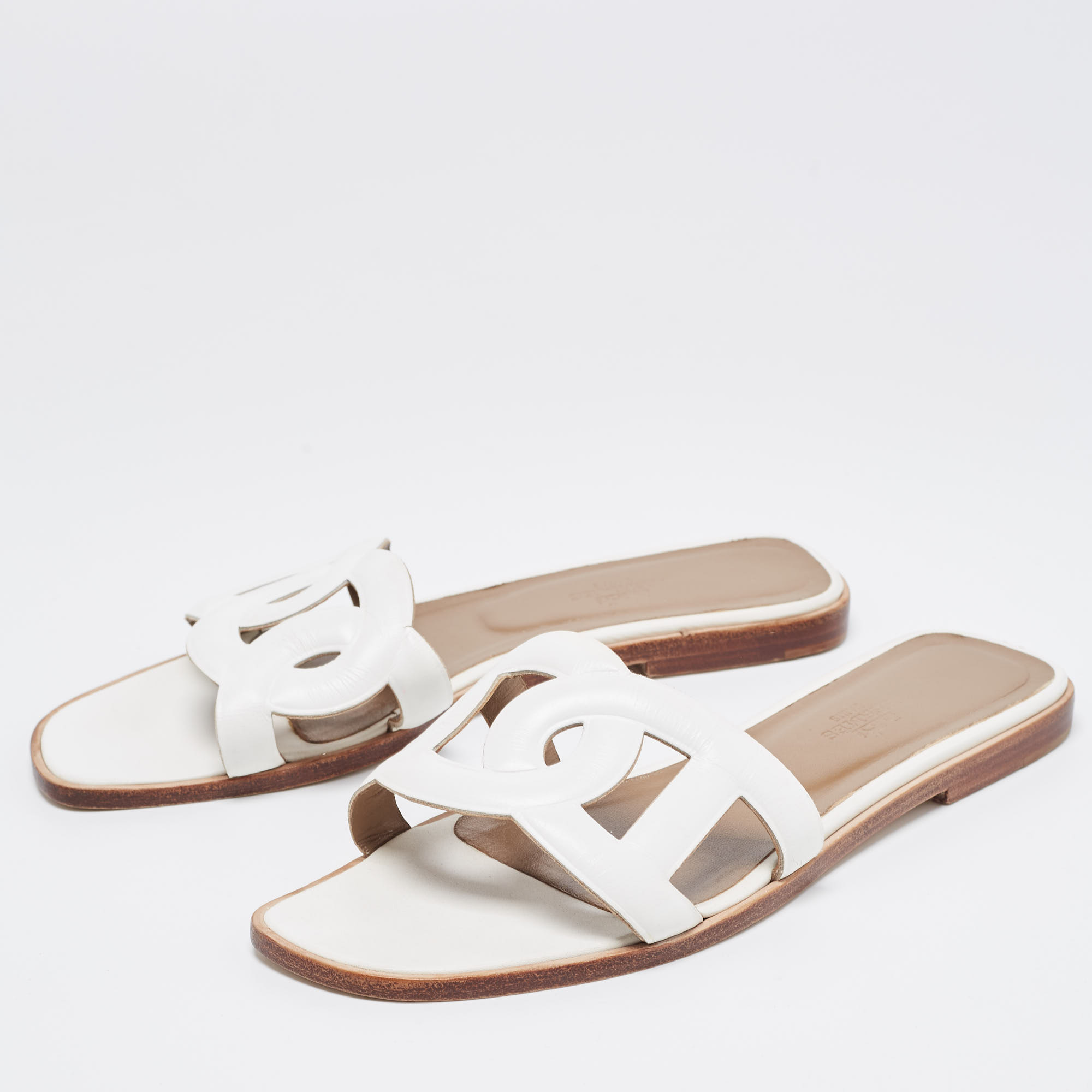 

Hermes White Leather Omaha Flat Slides Size