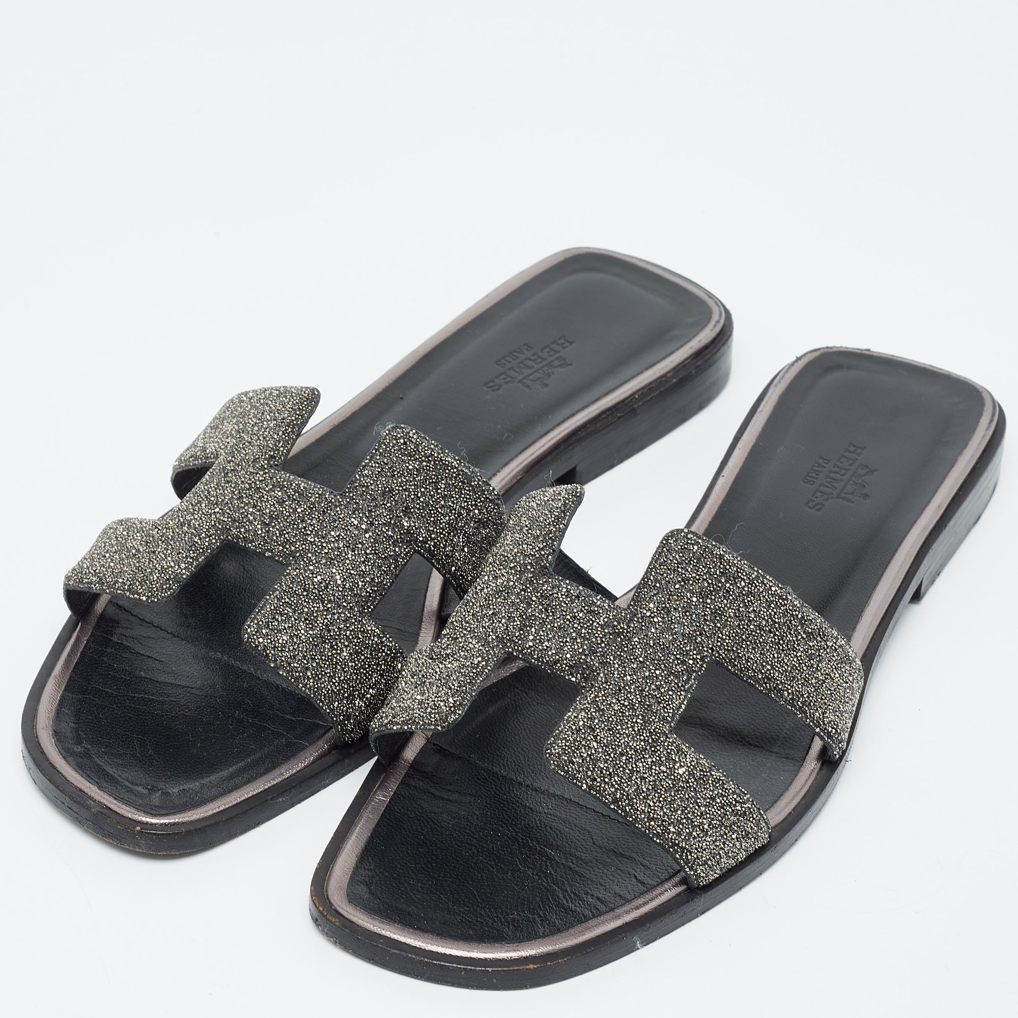 

Hermes Metallic Grey Beads Oran Flat Slides Size