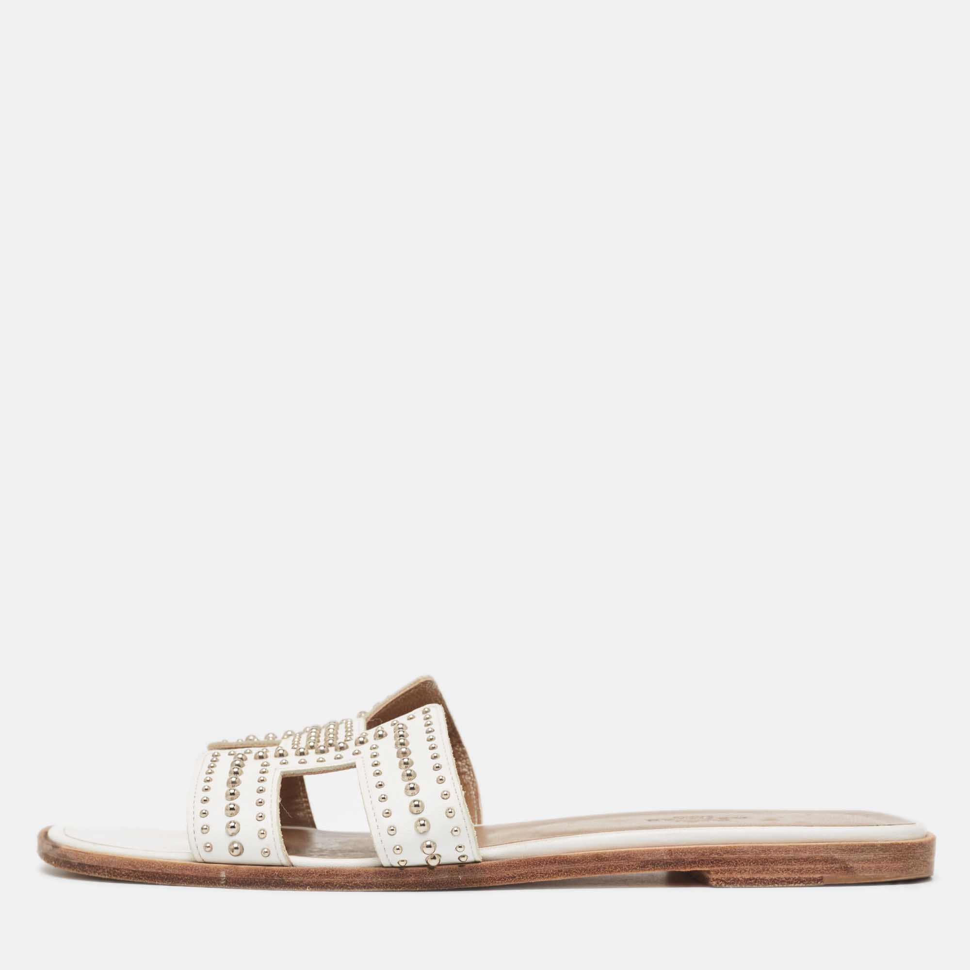 

Hermes White Leather Studded Oran Flat Slides Size