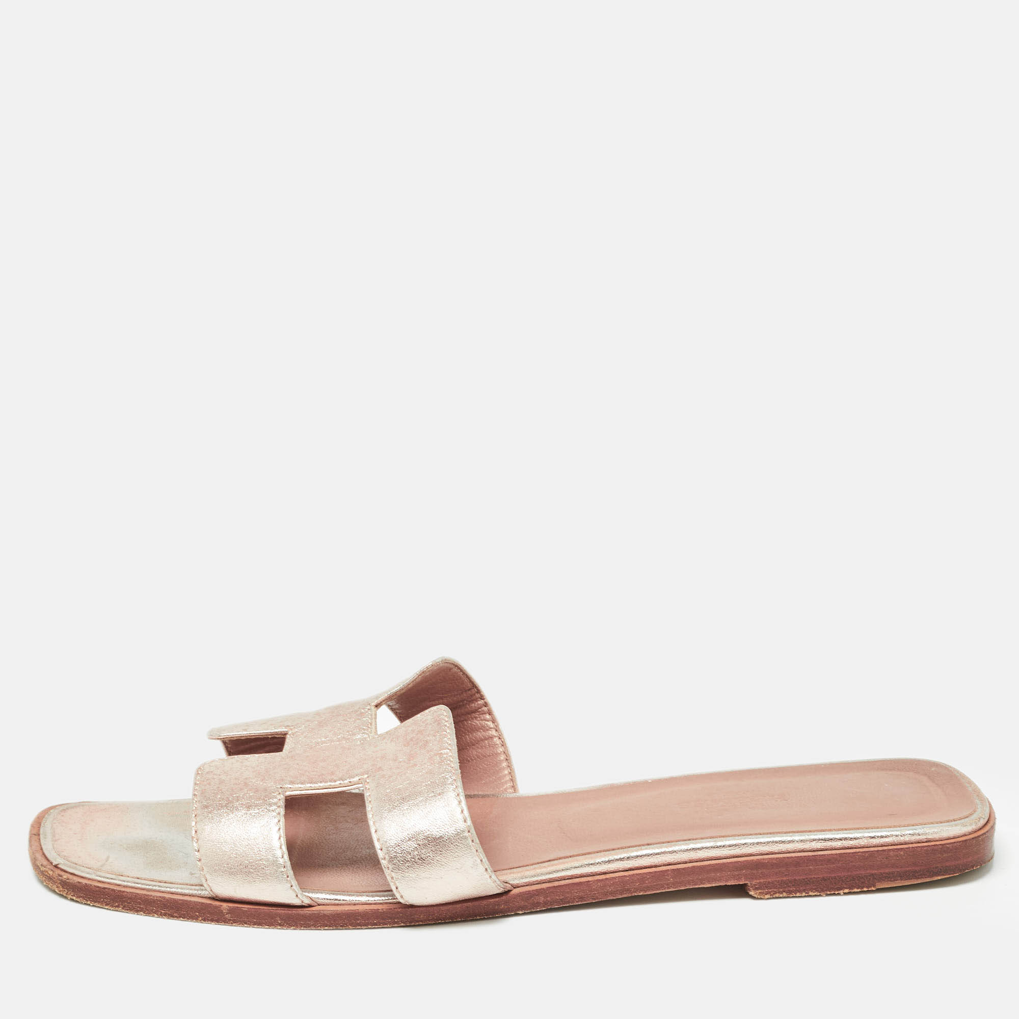 

Hermès Metallic Pink Leather Oran Flat Slides Size