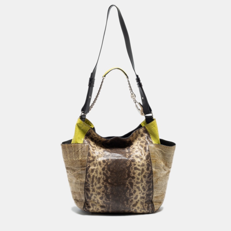 Jimmy Choo brings you this shoulder bag that is overflowing with style. Crafted from lizard leather and snakeskin the bag has two side pockets and an Alcantara interior sized to dutifully hold all your necessities. The bag is held by a chain and a shoulder strap.