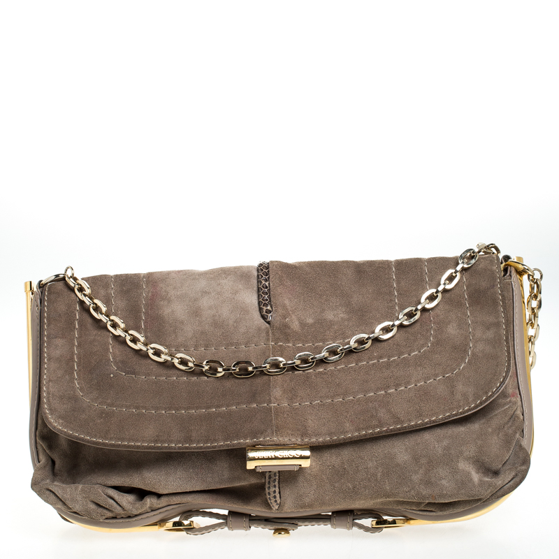 Make everyone nod in approval when you step out swinging this Jimmy Choo bag. It has been crafted from beige nubuck and leather and styled with a chain link. The interior is suede lined and comes with a zipped pocket. This creation can be teamed up with various outfits and is worth the splurge