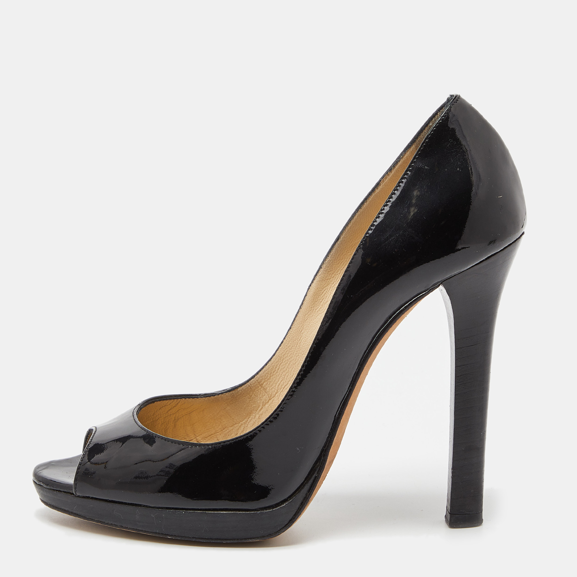 These timeless Dior black pumps are meant to last you season after season. They have a comfortable fit and high quality finish.