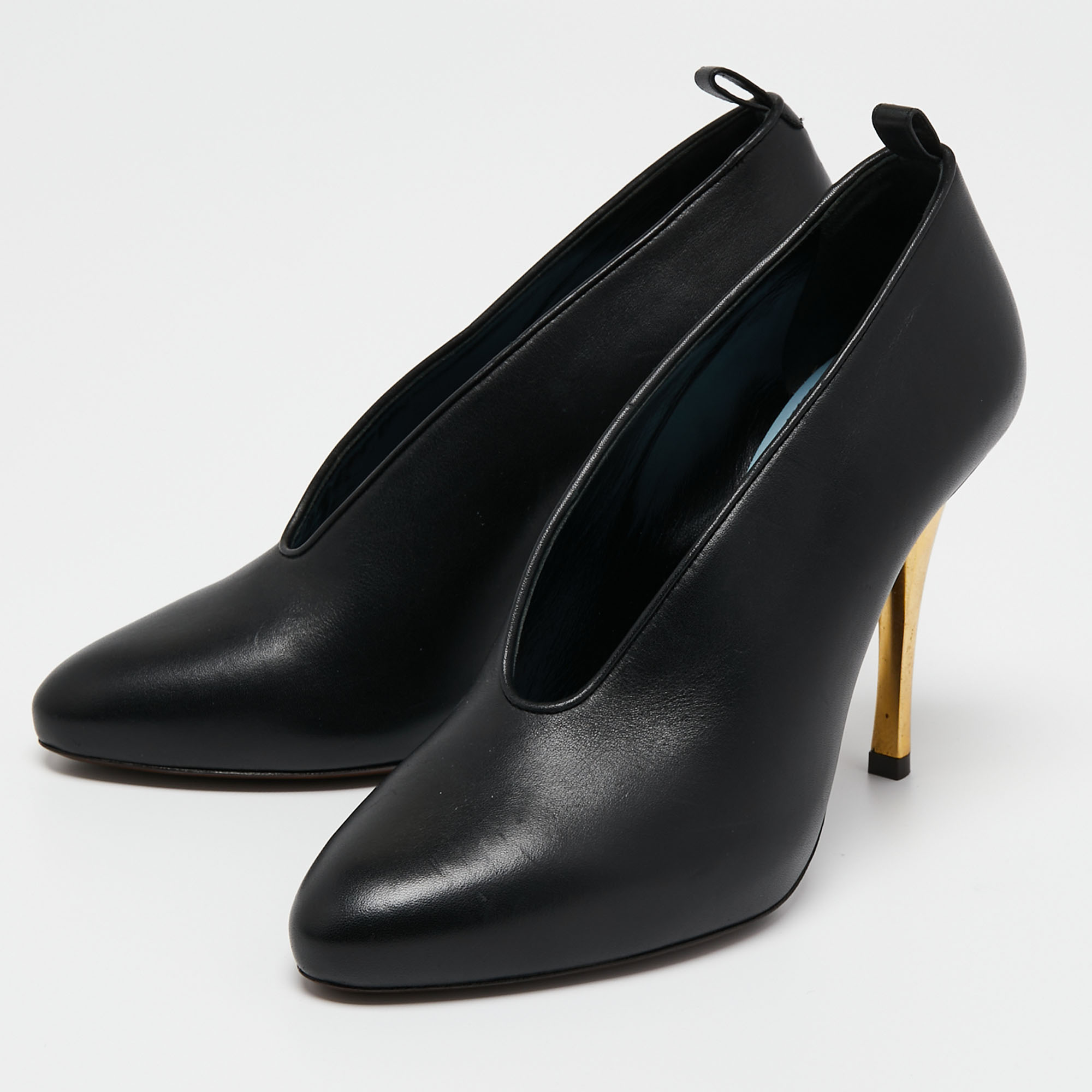 

Lanvin Black Leather V Neck Pumps Size
