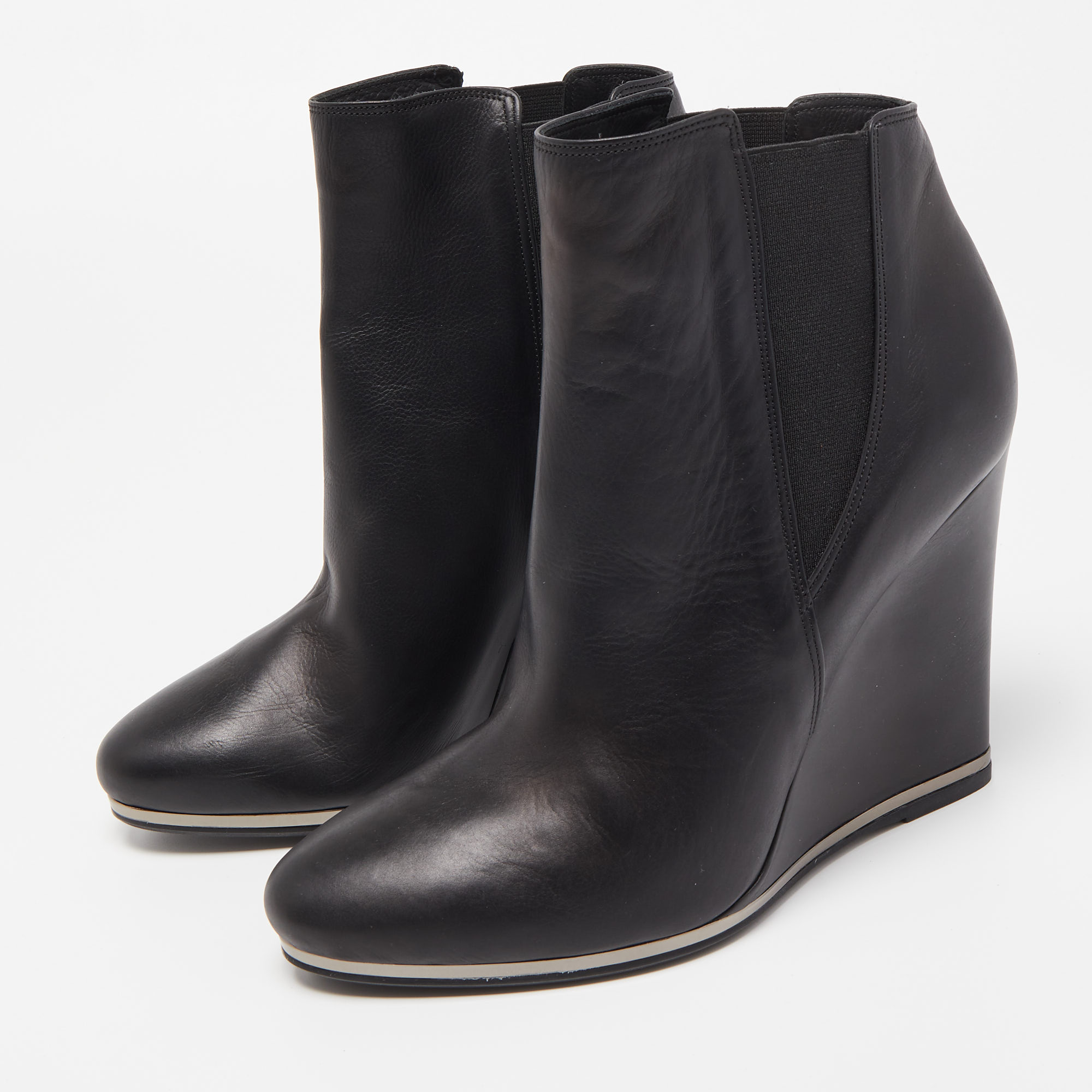 

Le Silla Black Leather Wedge Ankle Booties Size