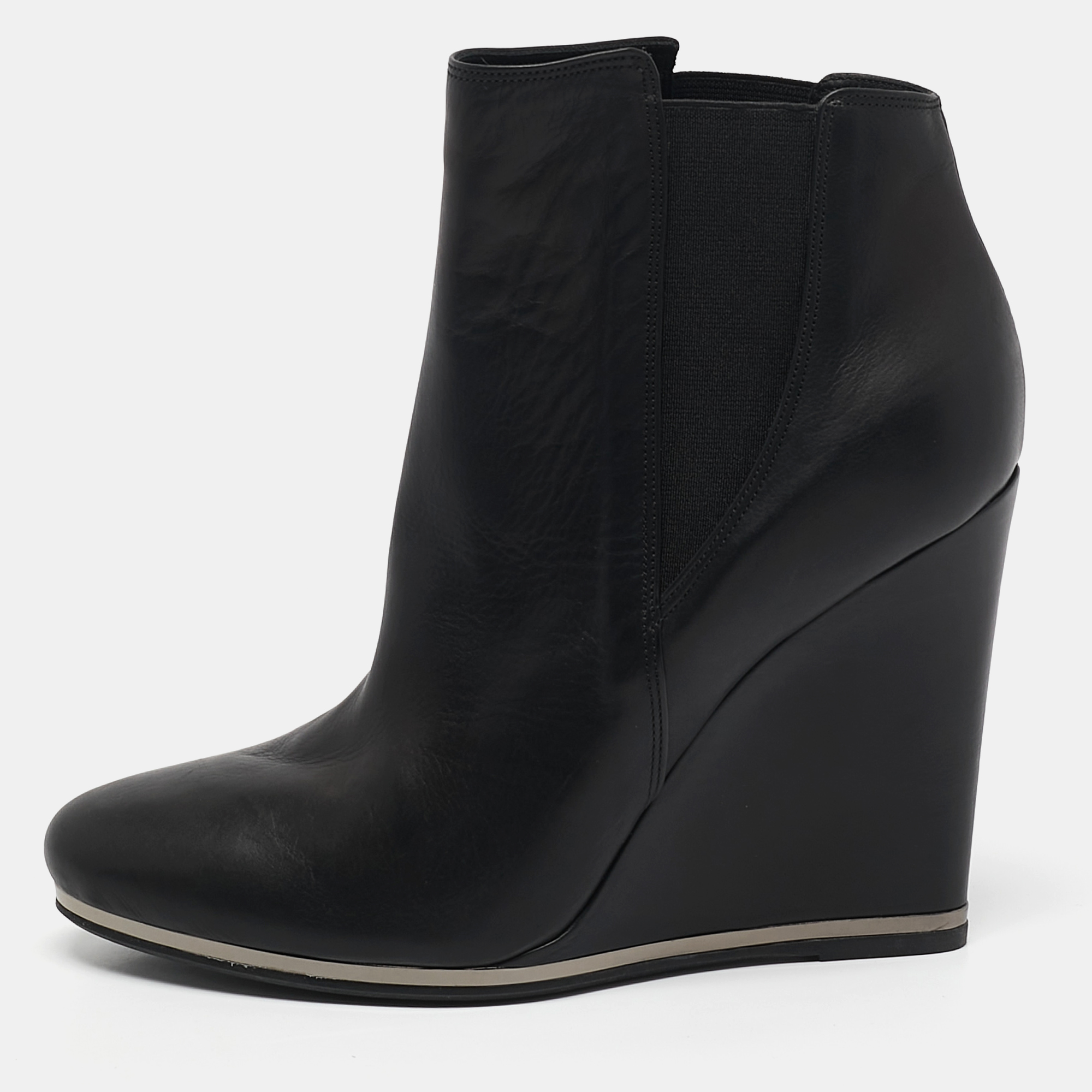 

Le Silla Black Leather Wedge Booties Size