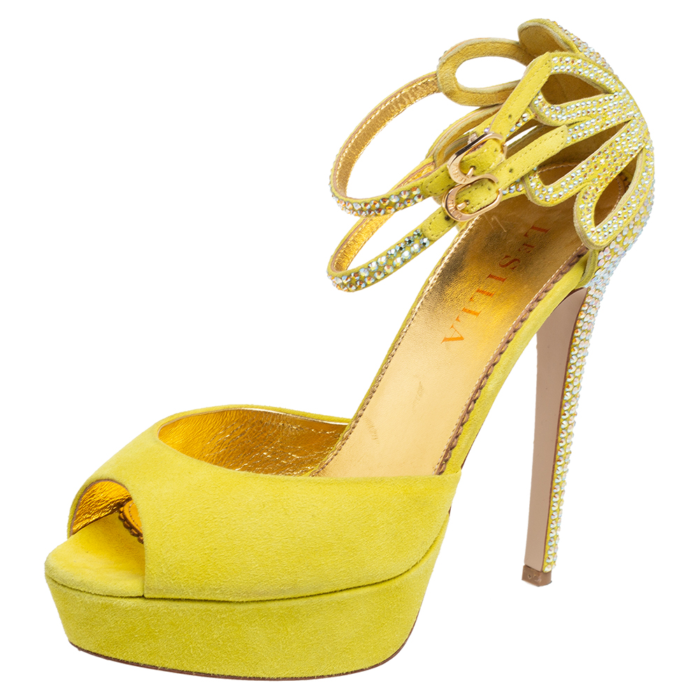 Classy elegant and regal these sandals from Le Silla were created to enchant everyone. These sandals will look absolutely breathtaking on your feet. They are crafted using lime yellow suede and are decorated with embellishments strappy details and gold toned hardware on the upper.
