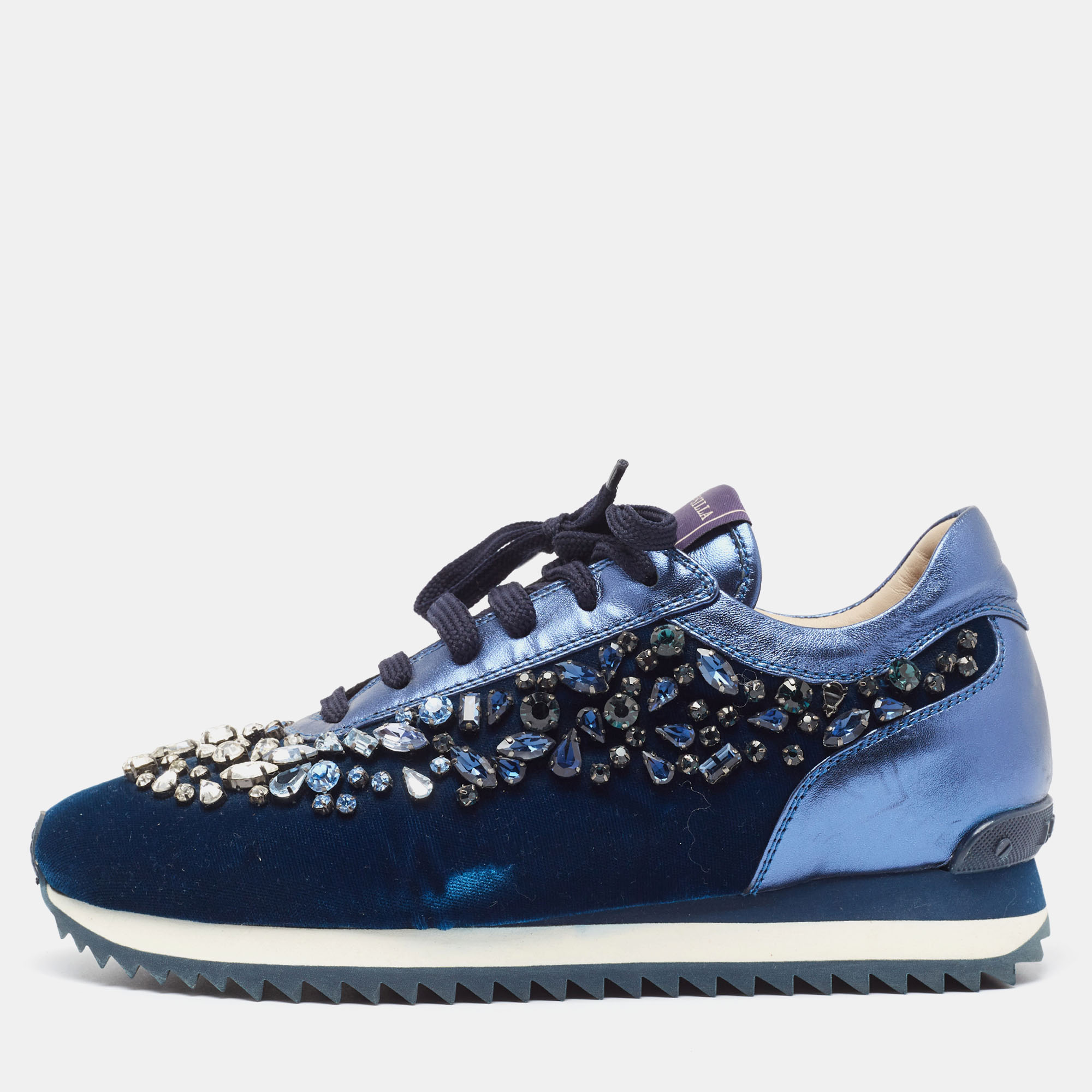 These sneakers from Le Silla are super sturdy stunning and stylish. They are crafted from navy blue leather and velvet into a low top silhouette. Embellished with crystals they showcase lace up fastenings and gunmetal tone hardware on the vamps. Add these trendy sneakers to your collection now