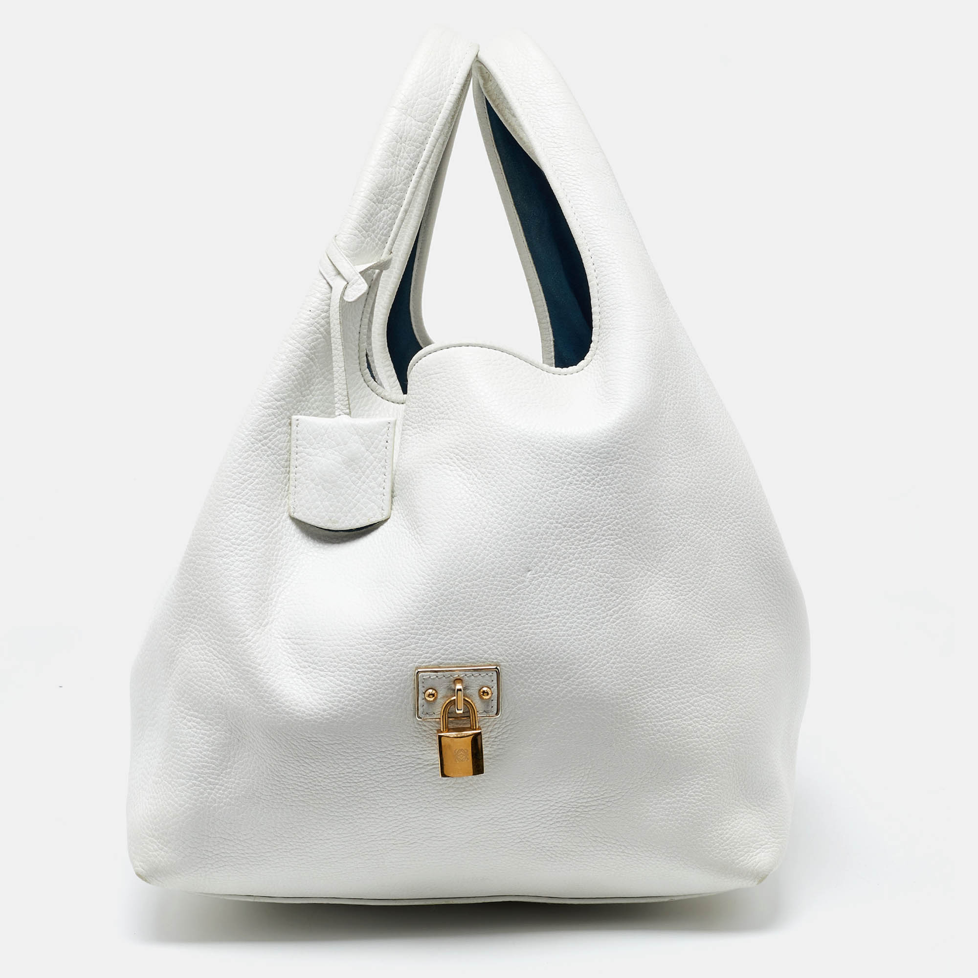 Stylish handbags never fail to make a fashionable impression. Make this Loewe white hobo yours by pairing it with your sophisticated workwear as well as chic casual looks.
