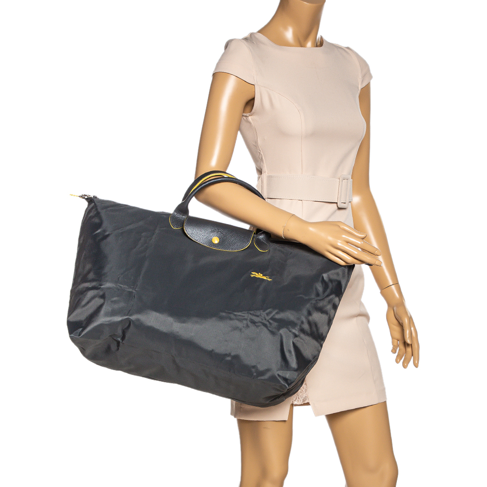 

Longchamo Grey Nylon and Leather Le Pliage Weekender Tote