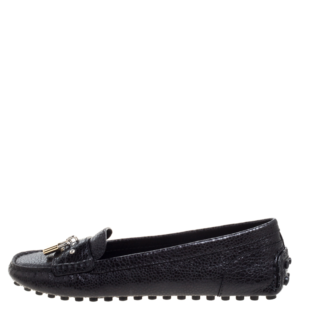 

Louis Vuitton Black Textured Leather Close Up Loafers Size