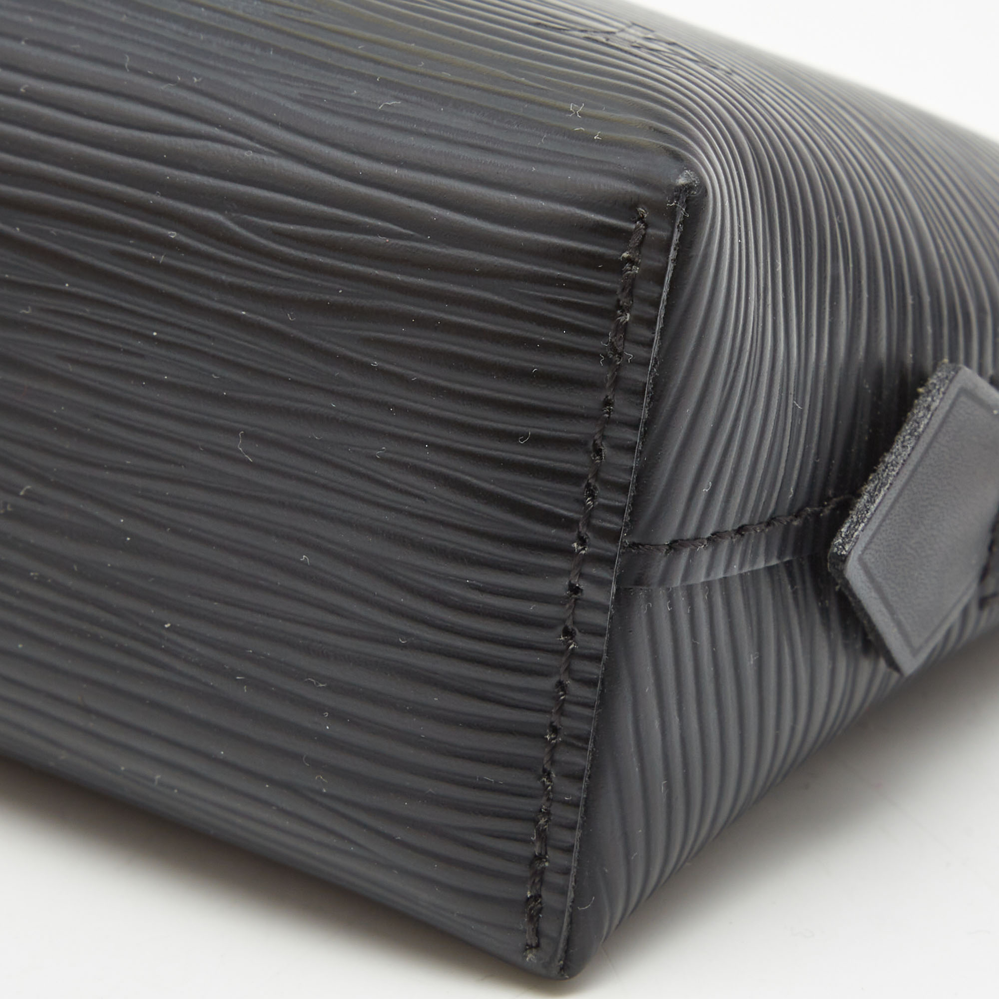 Louis VUITTON Cosmetic pouch in black epi leather, in it…