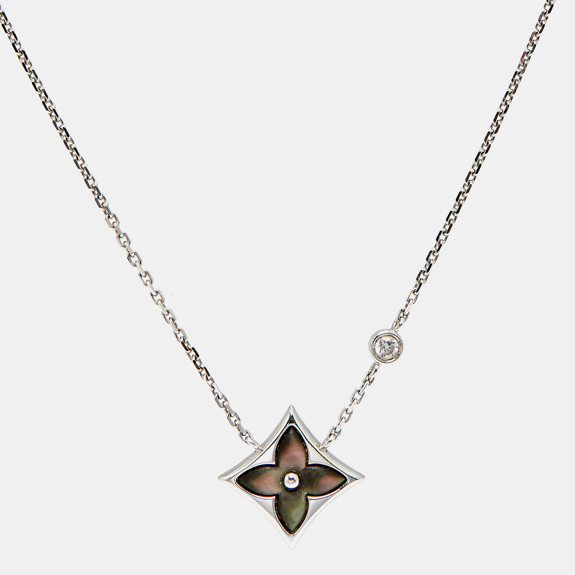 Click to view more detailed imagery on our partner's website Pre-owned Louis Vuitton Blossom Bb Grey Mother Of Pearl 18k White Gold Necklace In Gray