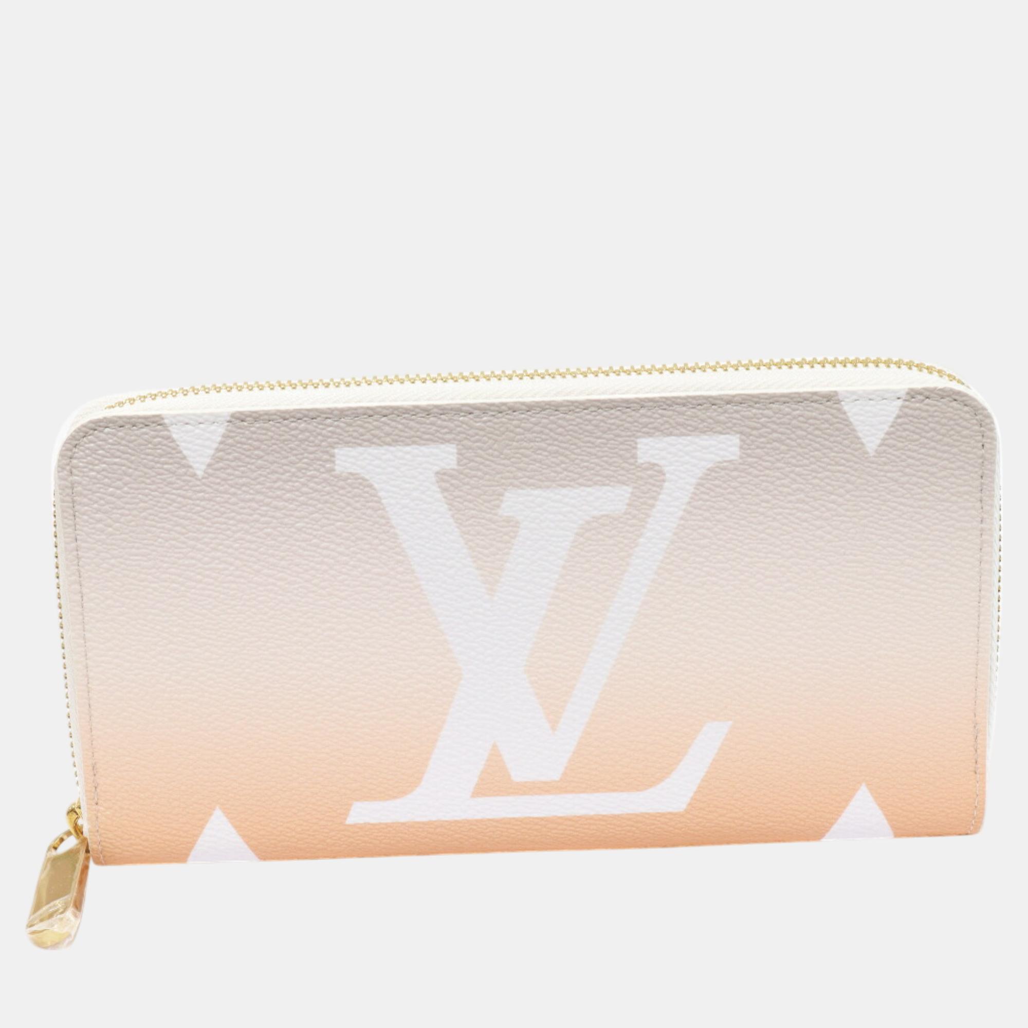 

Louis Vuitton Beige Leather Zippy Wallet