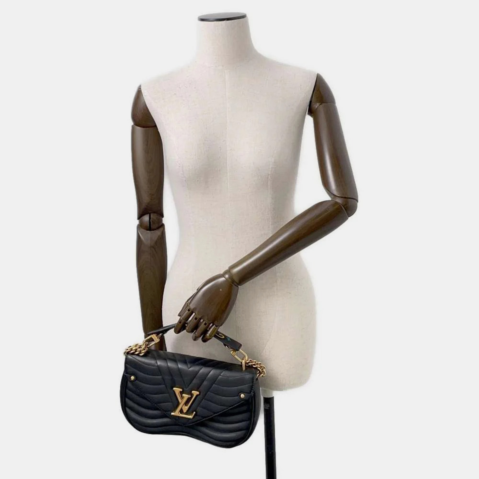 Louis Vuitton Noir Calf Leather New Wave Chain MM Bag 
