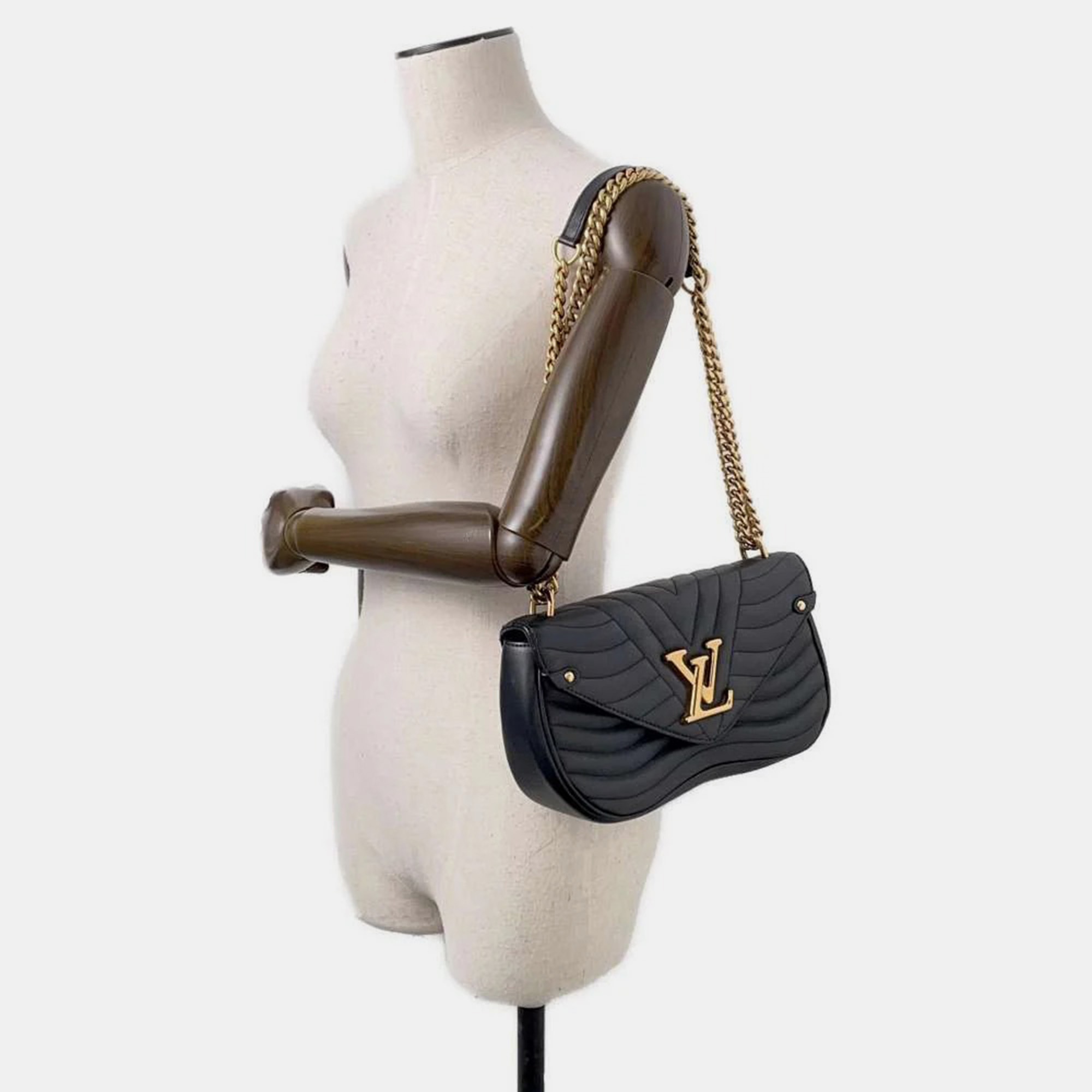 Louis Vuitton Noir Calf Leather New Wave Chain MM Bag 