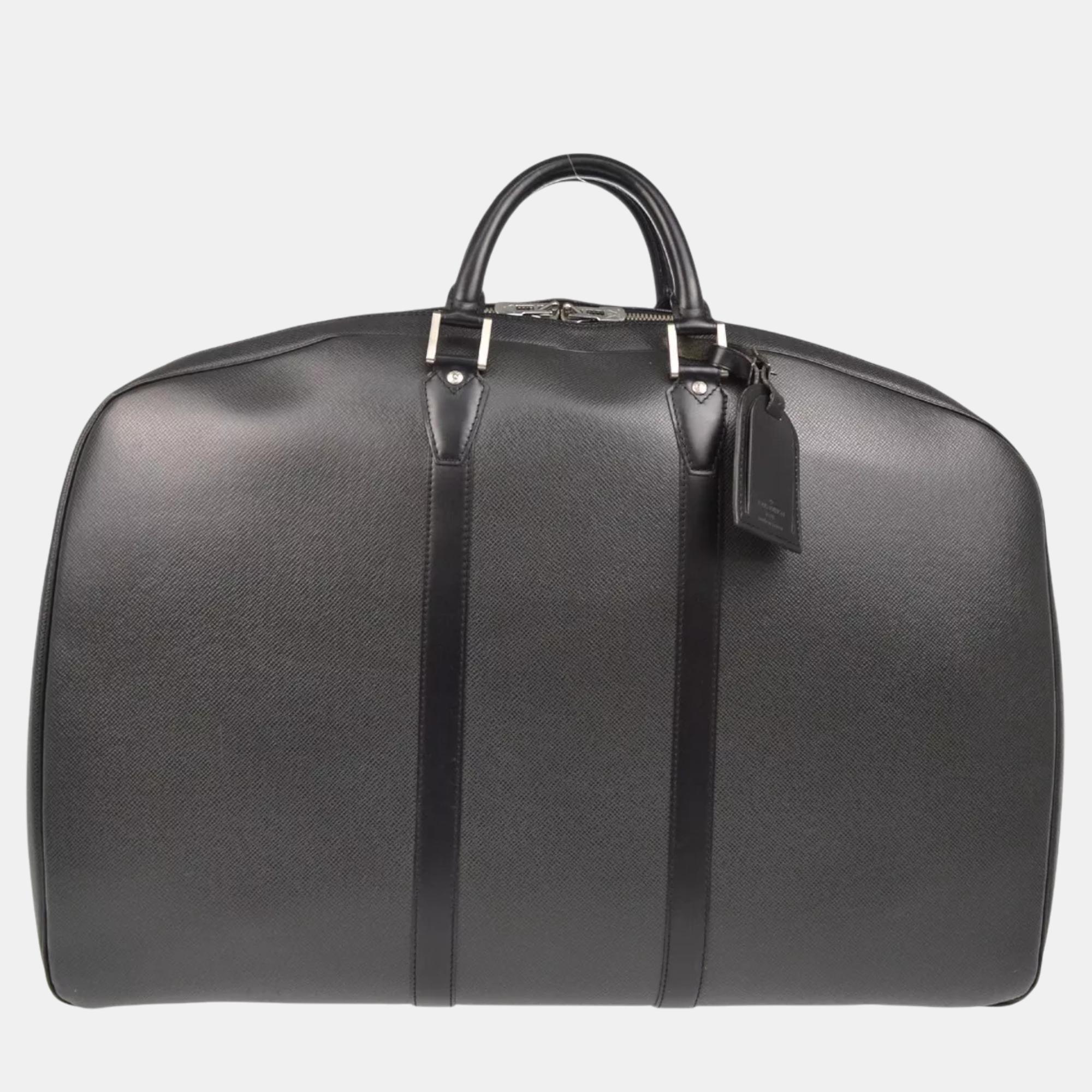 

Louis Vuitton Black Taiga Elanga Un Posh Travel Bag