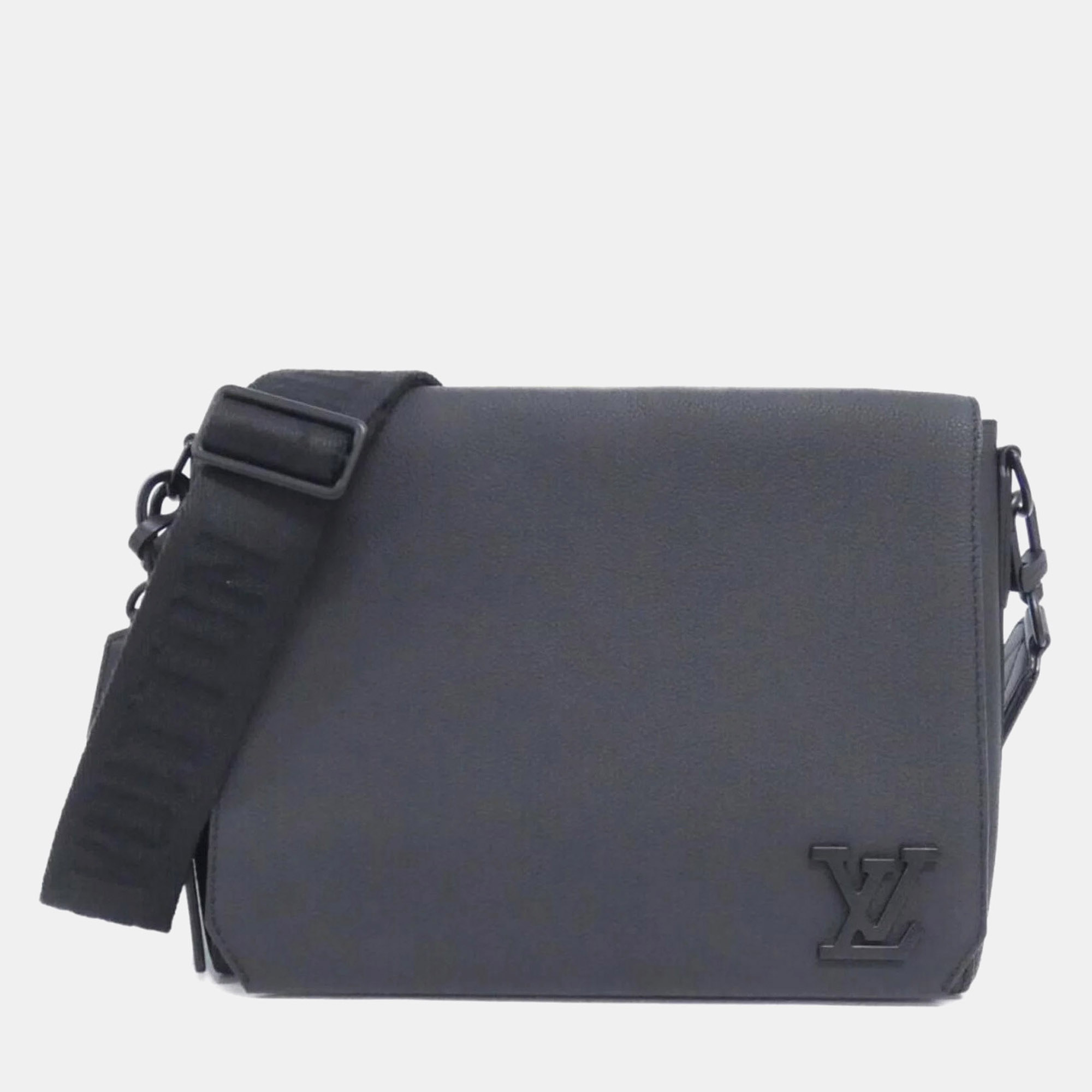 

Louis Vuitton Lv Aerogram Takeoff Messenger Shoulder Bag, Black