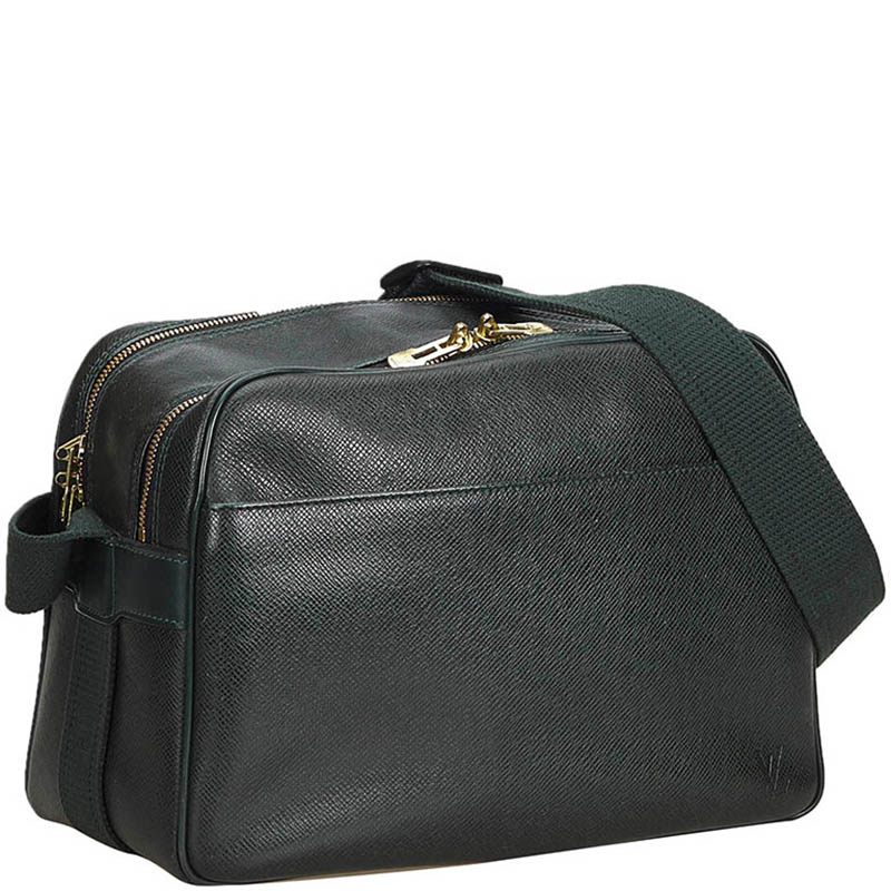 

Louis Vuitton Black Taiga Reporter PM Bag